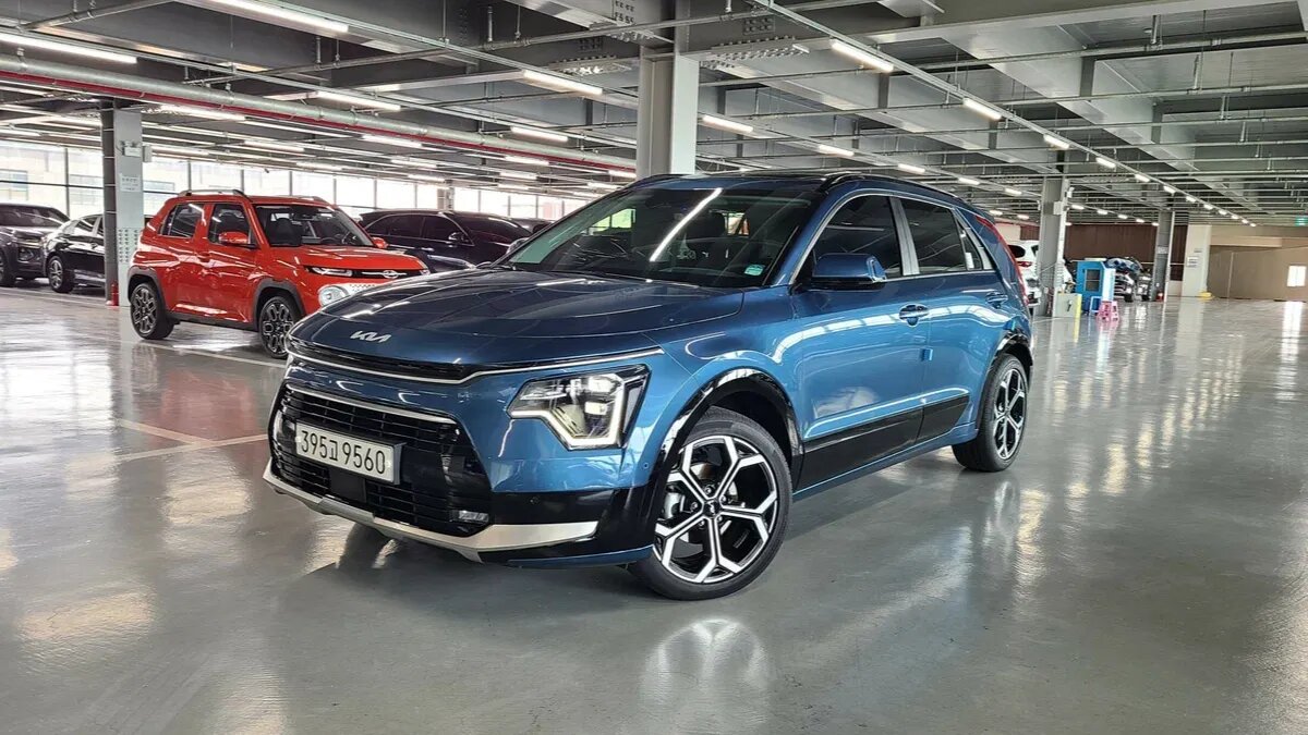 Стали известны российские цены на новые гибридные кроссоверы Kia Niro