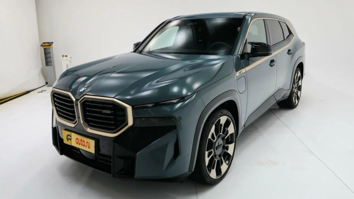 В России начали продавать гибридный суперкроссовер BMW XM за 37 миллионов рублей
