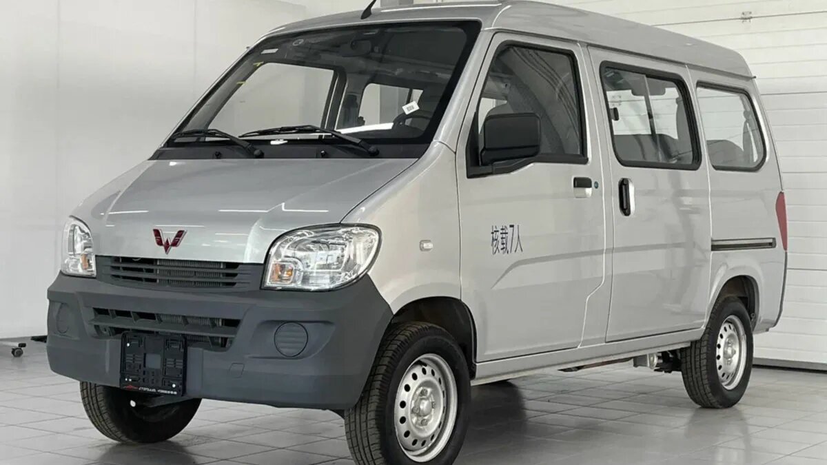 На Авто.ру появился китайский микровэн Wuling Jiachen за 1,7 миллиона рублей