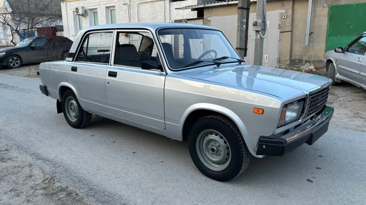 Забытый на 13 лет в гараже ВАЗ-2107 выставили на продажу