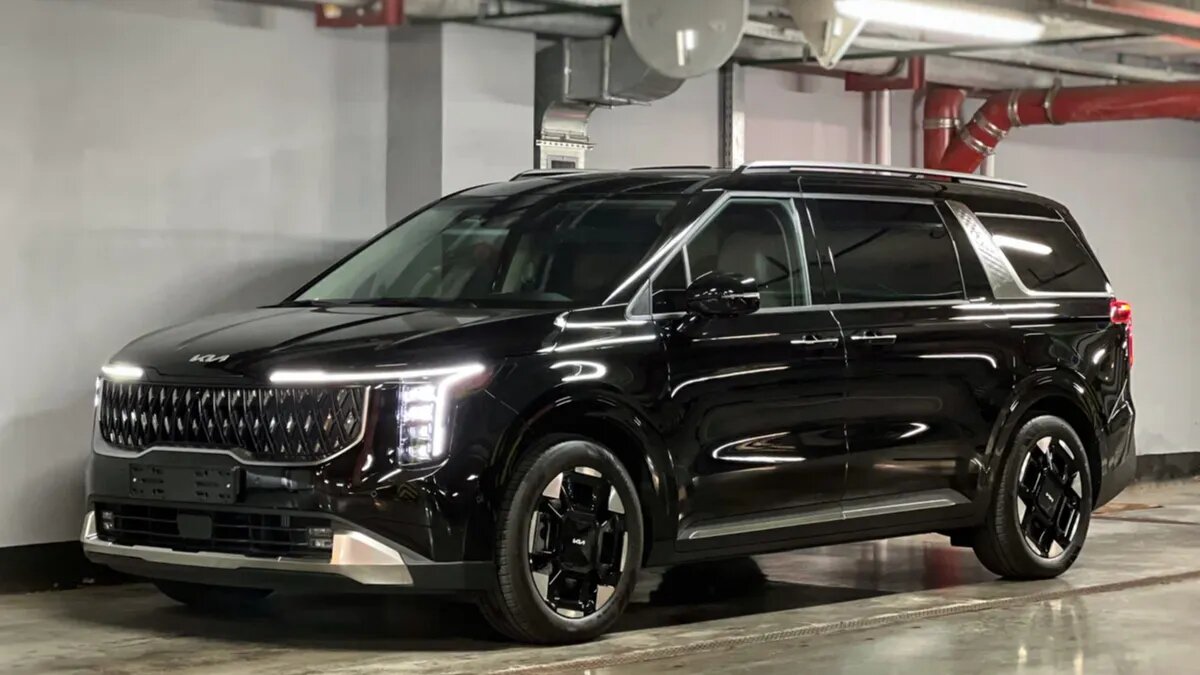 Обновлённый Kia Carnival привезли в Россию: названы цены