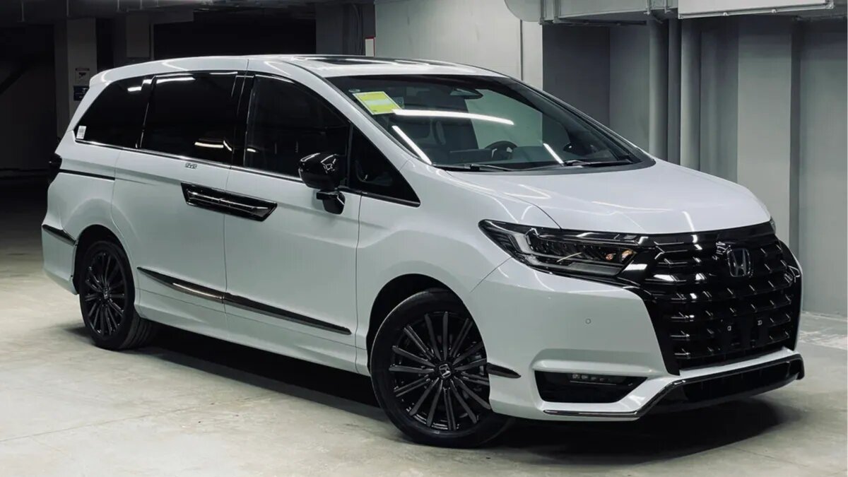 В России появился в продаже новый бизнес-вэн Honda Elysion из Китая