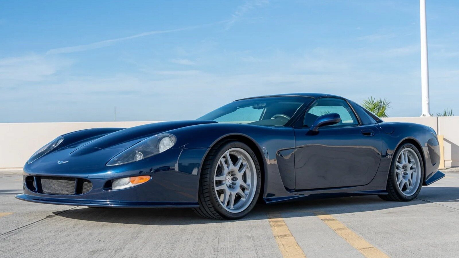 На аукцион выставили редкий американский суперкар Callaway C12 с автографом известного гонщика