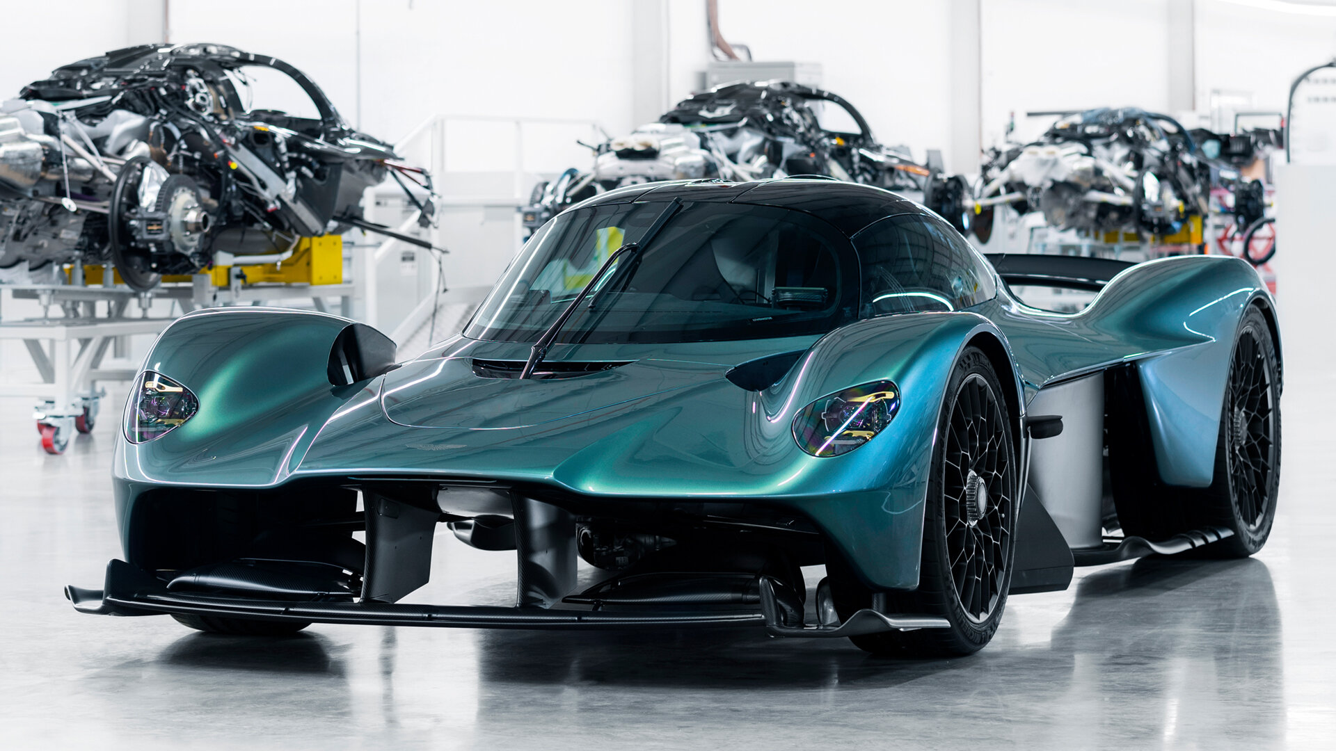Началось производство гиперкара Aston Martin Valkyrie: он 1155-сильный и стоит от 3 миллионов долларов