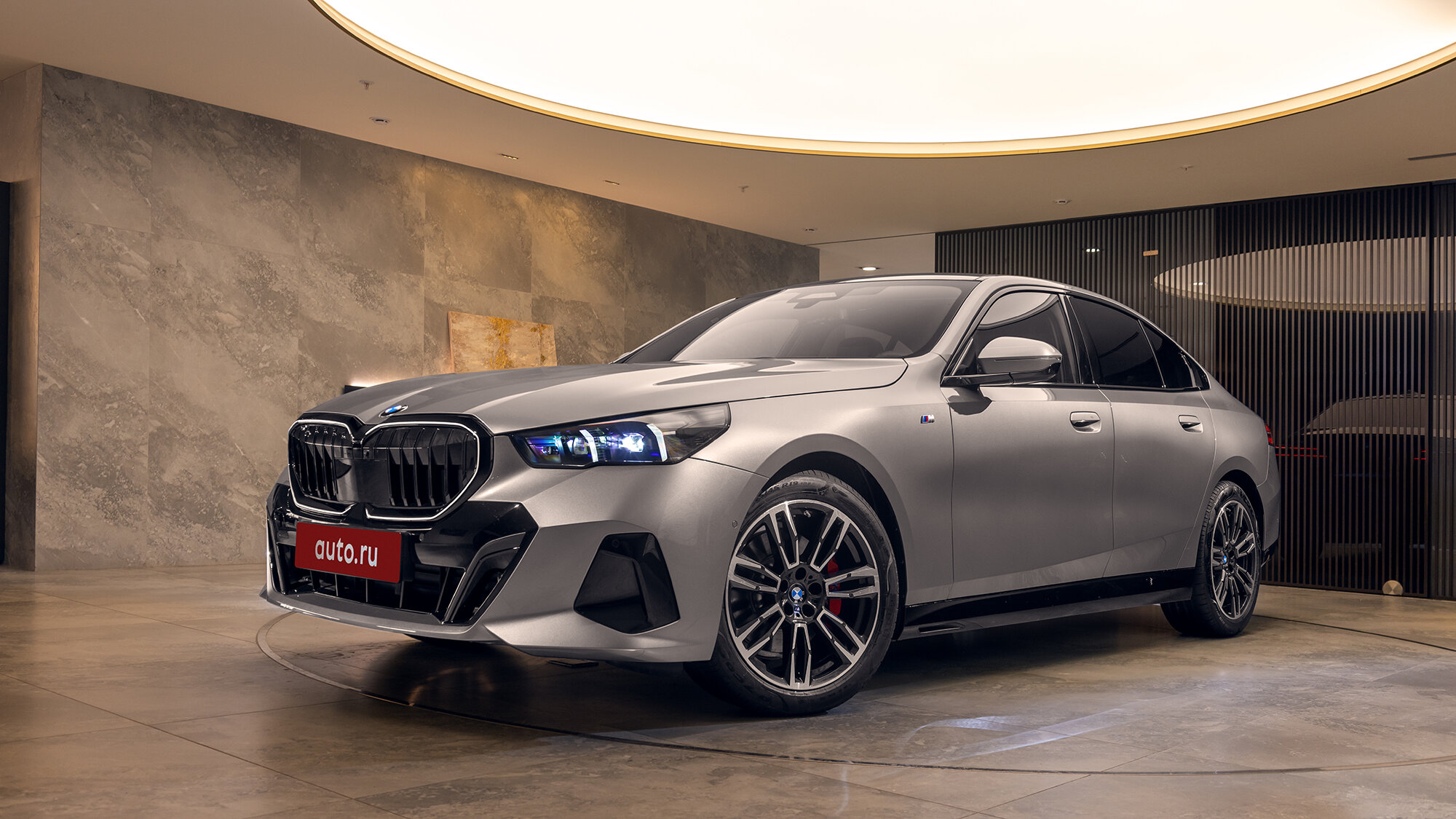 Первый обзор новой «пятёрки» BMW: сенсорной, продвинутой и с ДВС
