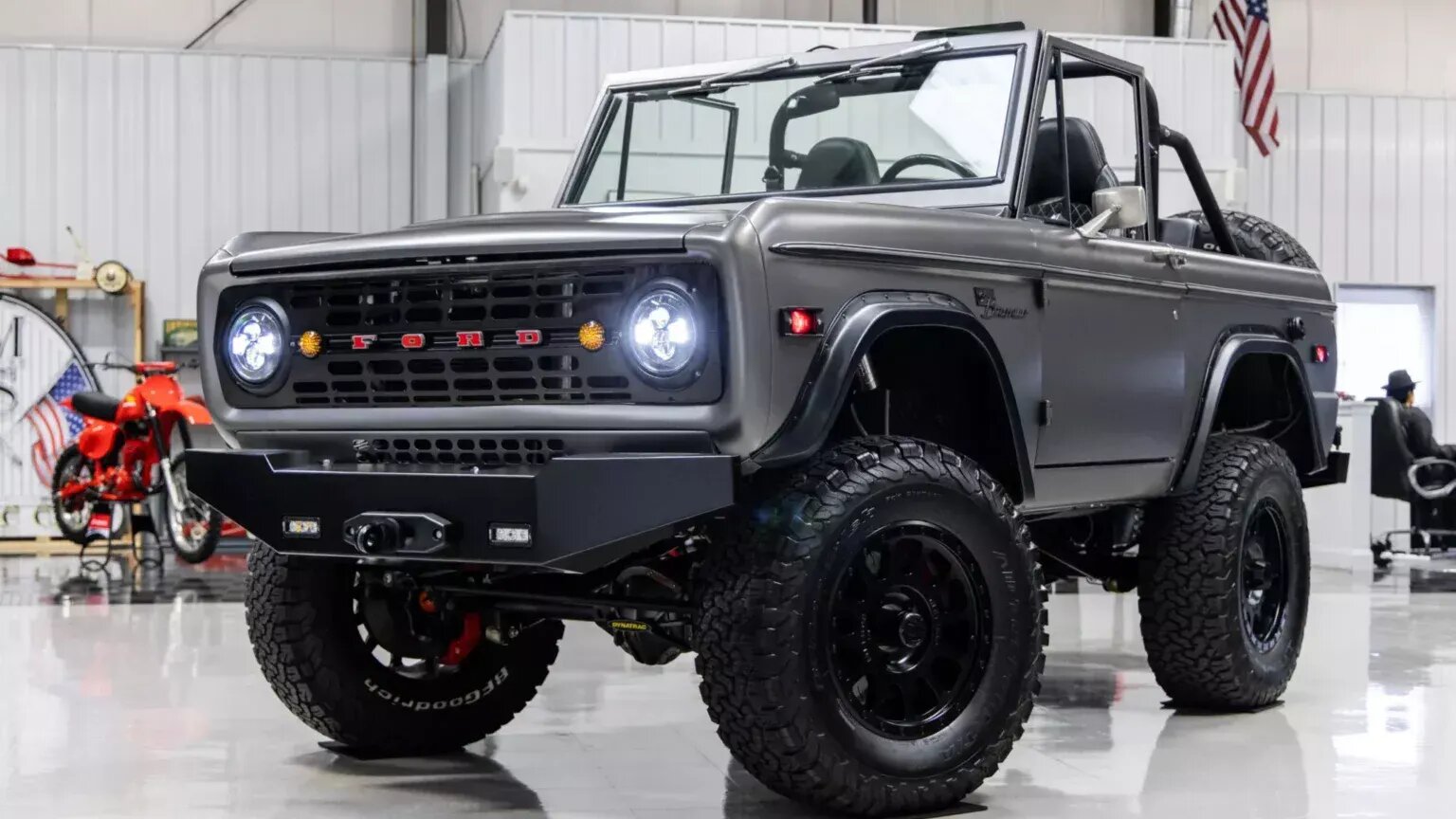 На Ford Bronco 1970 года поставили современные агрегаты с V8 Coyote и выставили на аукцион