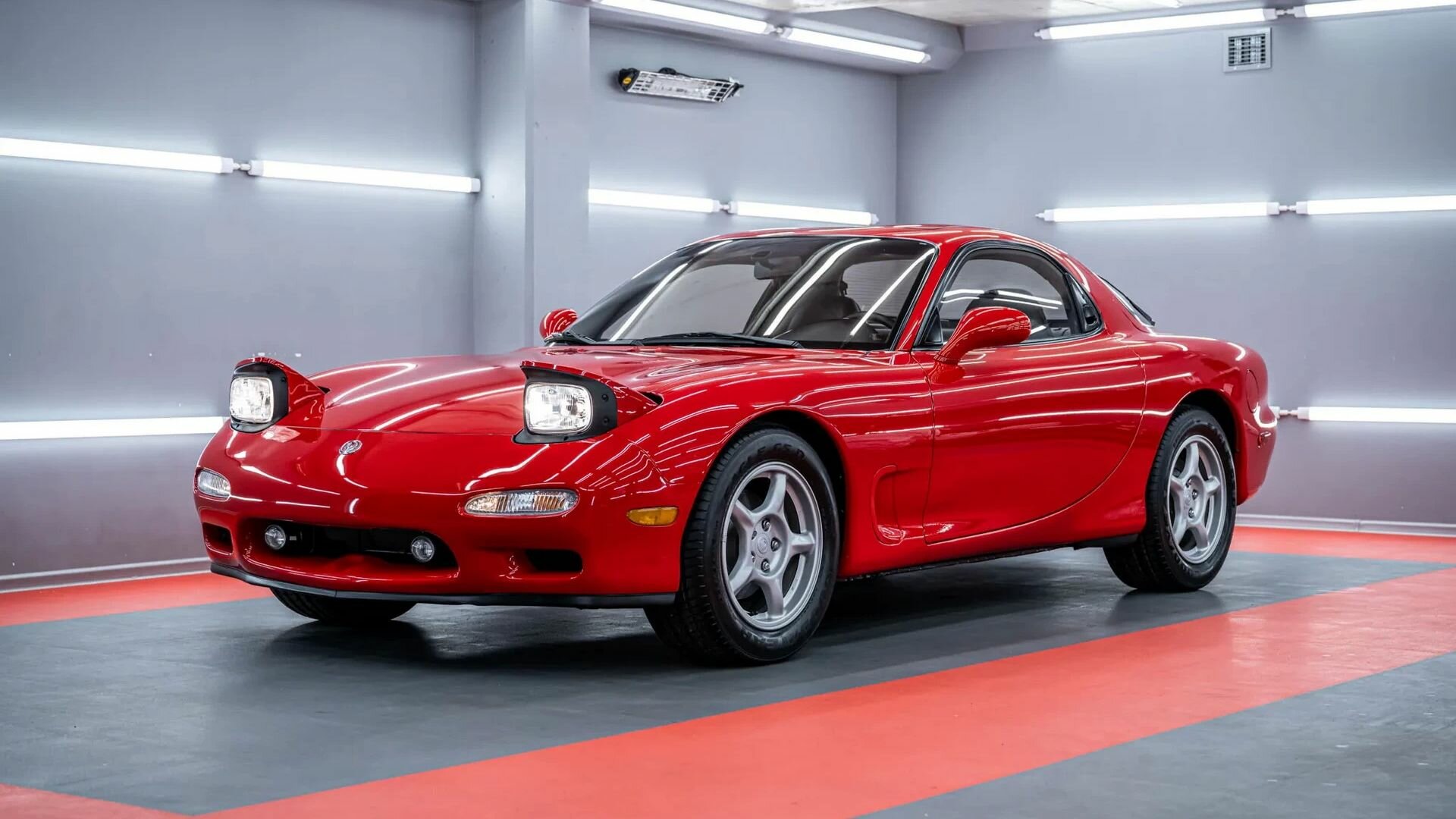 На продажу выставлена 30-летняя Mazda RX-7, которая никогда не выезжала на дороги