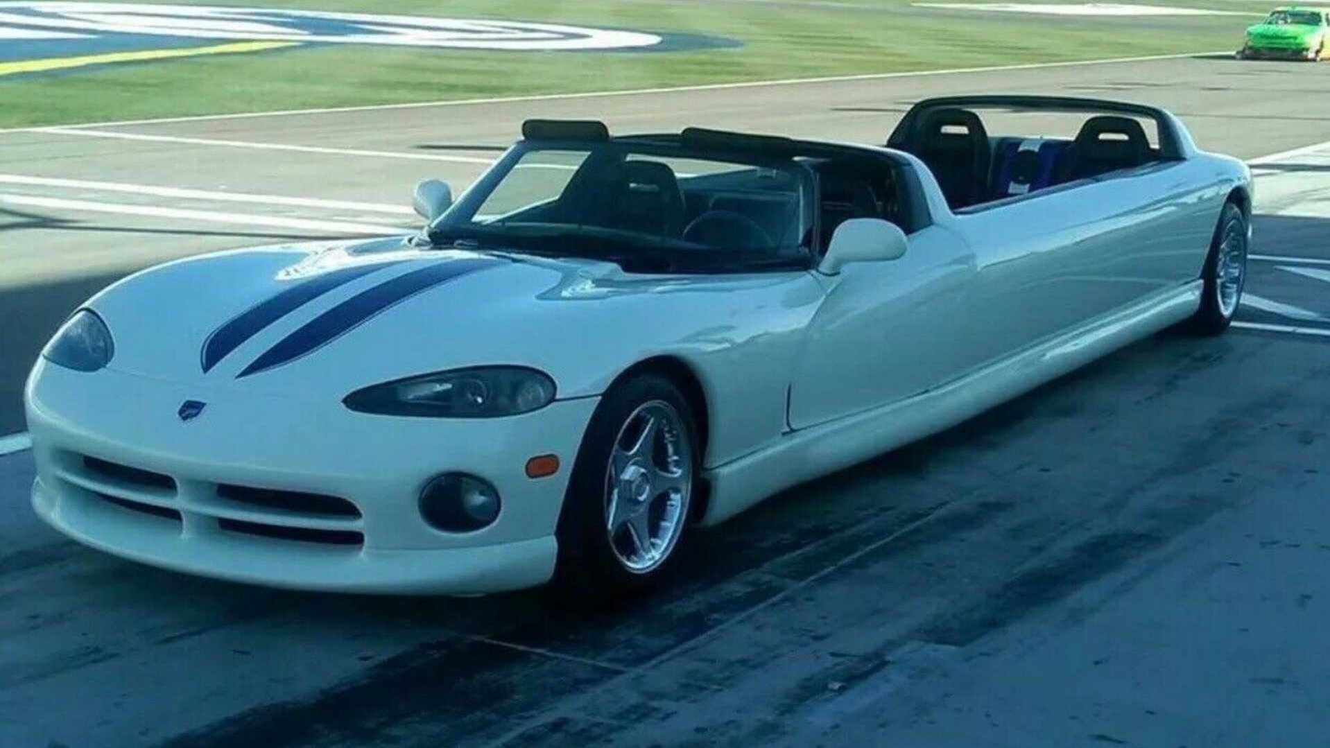 12-местный лимузин Dodge Viper попытались продать, но он оказался никому не нужен