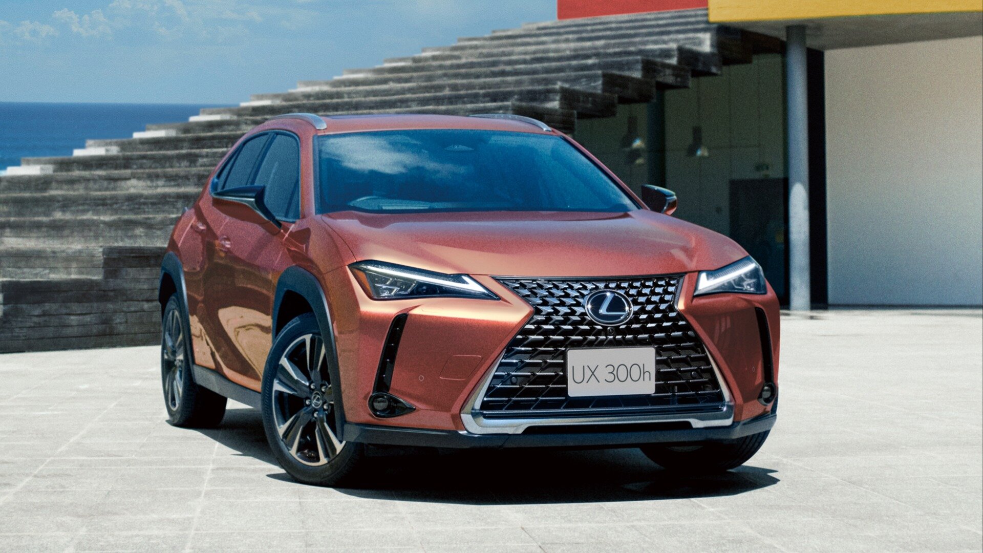 Гибридный Lexus UX стал мощнее