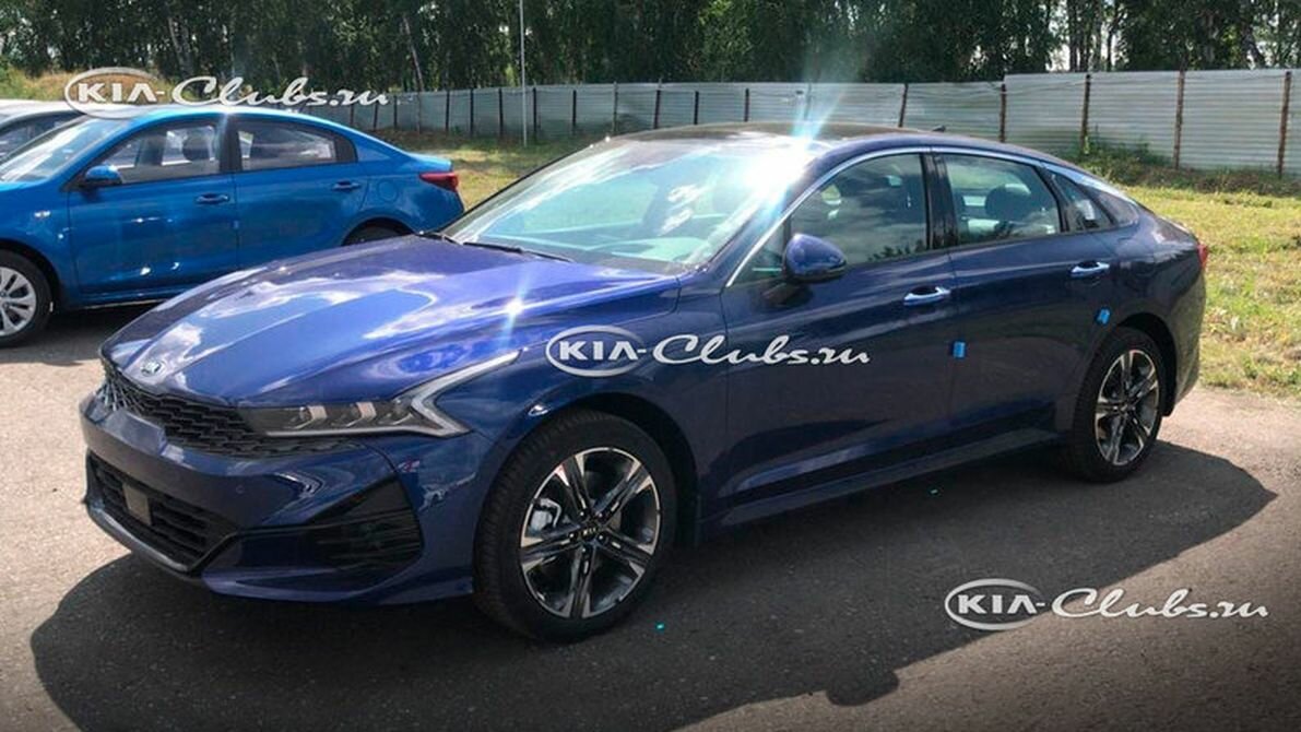 Топовую Kia K5 GT сфотографировали в российском автосалоне