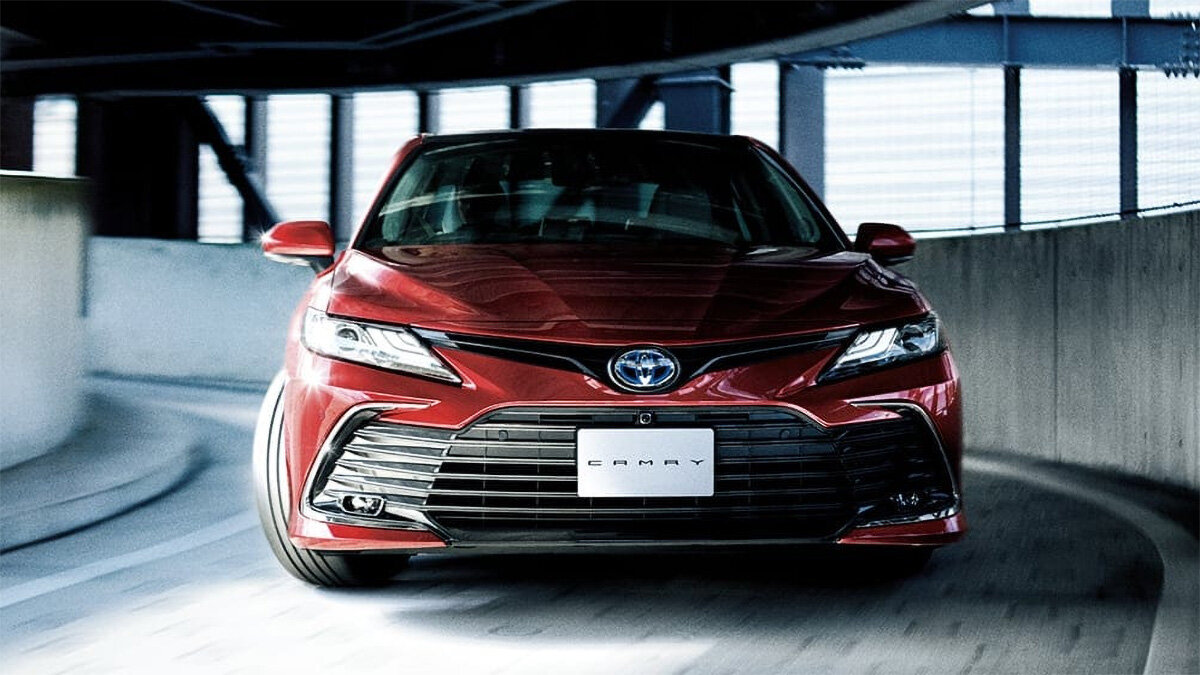 Обновлённая Toyota Camry для японского рынка рассекречена. У неё тоже «парящий» экран