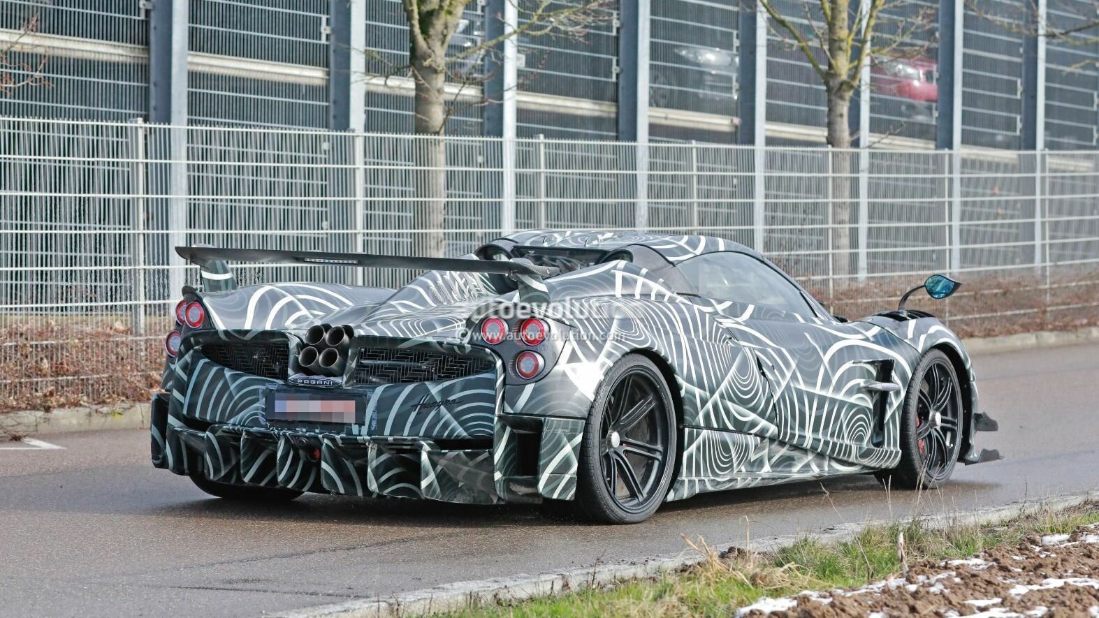 Pagani вывела на тесты новейший суперкар. Он может стать гибридом