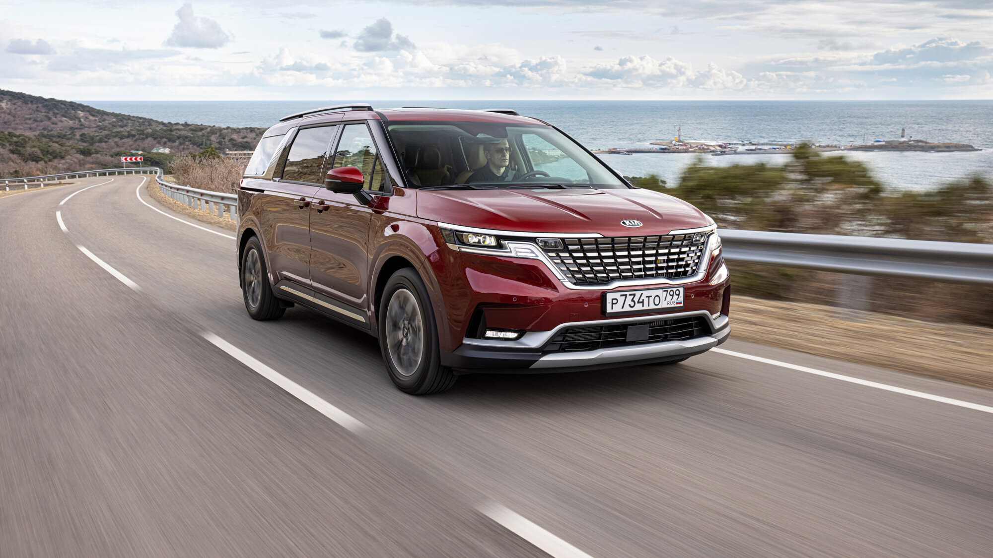 Первый тест Kia Carnival: шесть вопросов и пять ответов про новый минивэн из Кореи