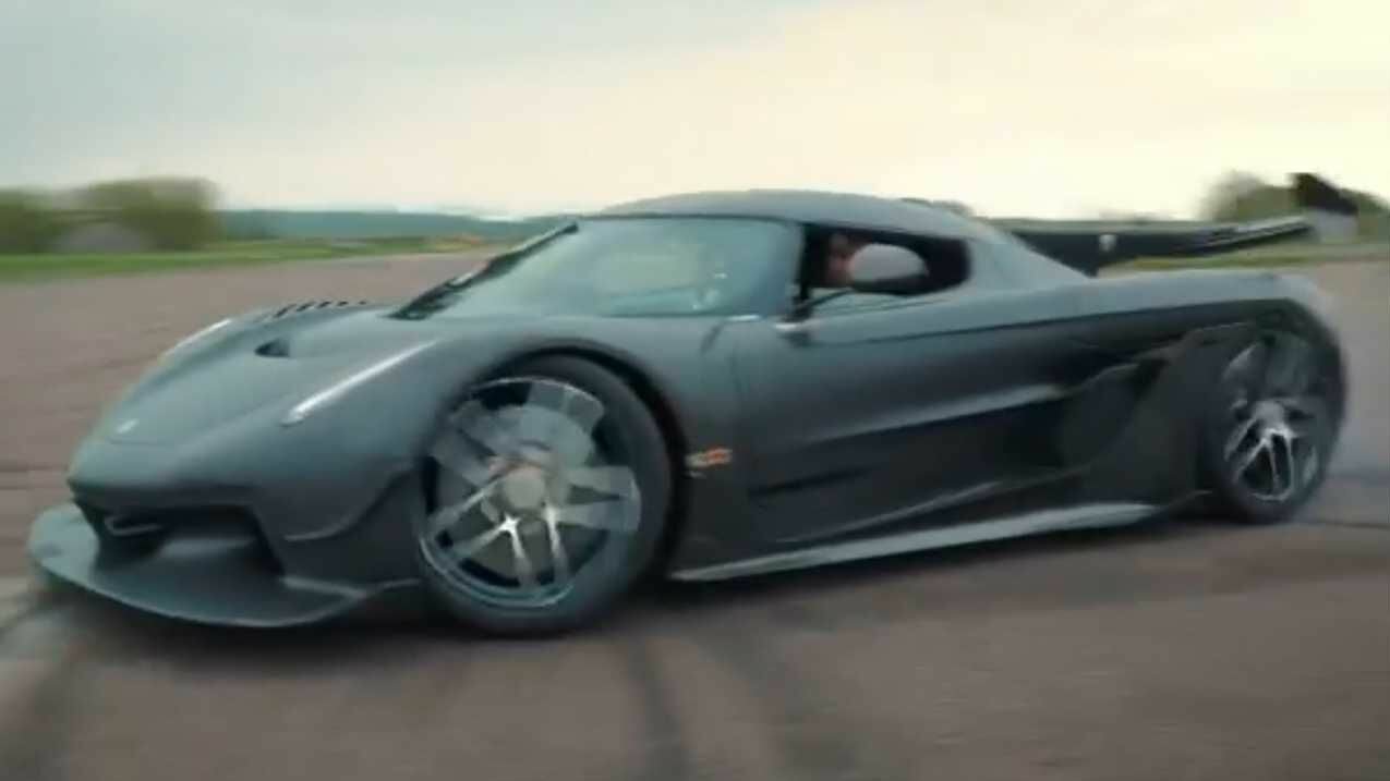 Посмотрите, как два 1600-сильных Koenigsegg дрифтят по взлётной полосе