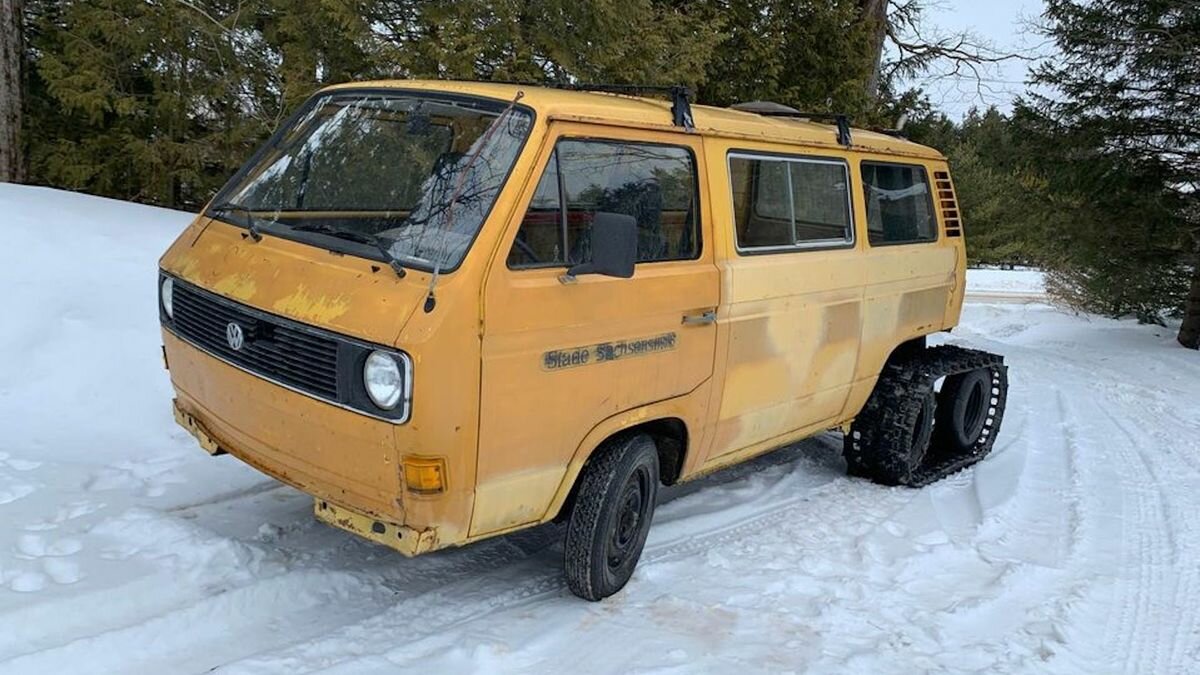 Необычный Volkswagen T3 продают за 184 тысячи рублей: он старый, но зато на гусеницах