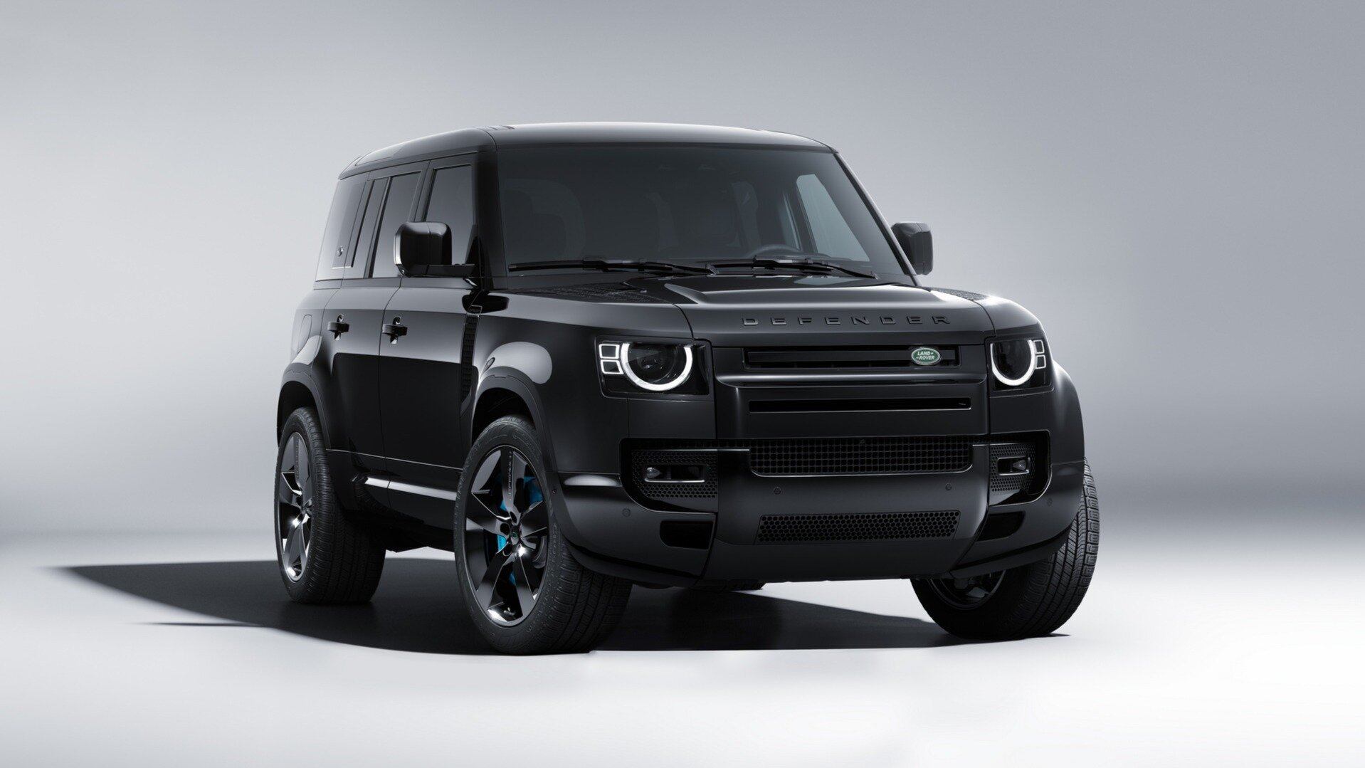 Land Rover построил особый Defender для фанатов Бонда: он очень чёрный