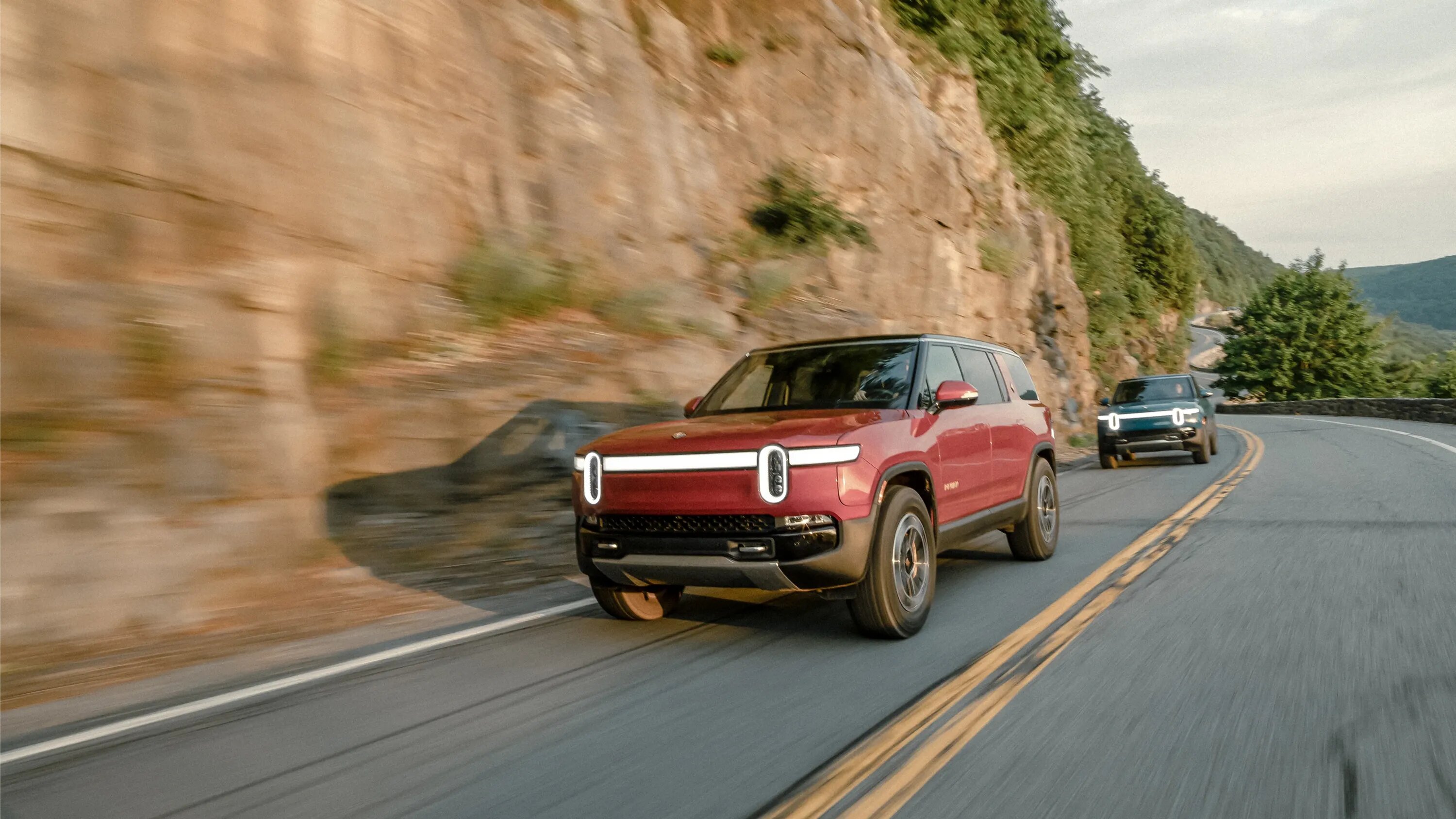 Rivian снизила мощность двухмоторных электровнедорожников и пикапов перед стартом продаж