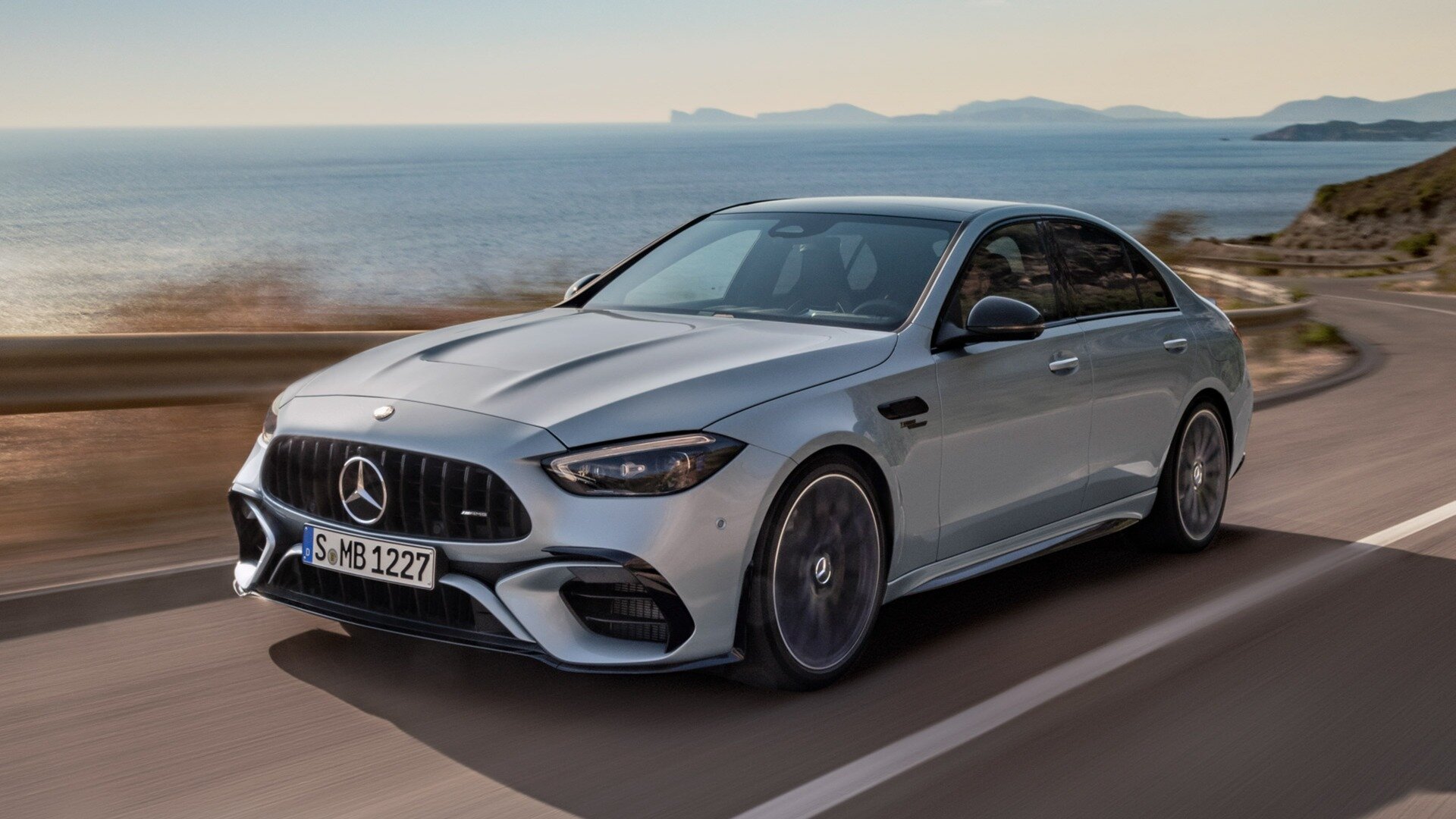 Показали новые Mercedes-AMG С 63: четыре цилиндра, электромотор, полный привод и полноуправляемое шасси