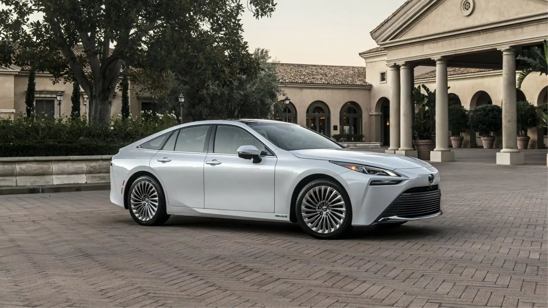 Водородная Toyota Mirai стала вдвое дешевле в США