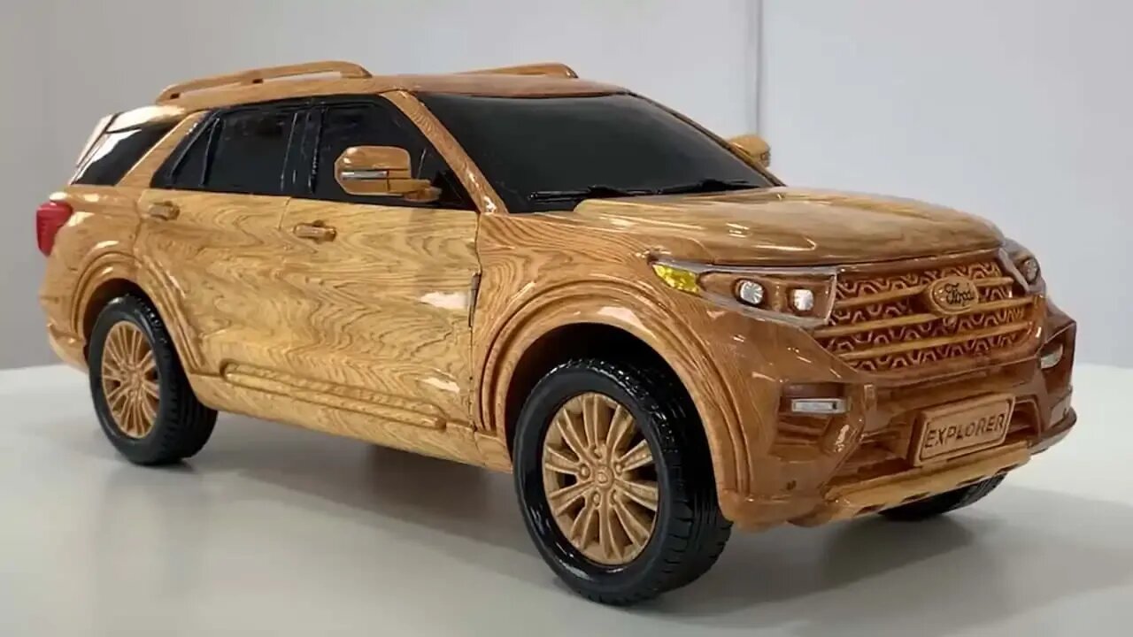 Высокодетализированную копию Ford Explorer вырезали из дерева