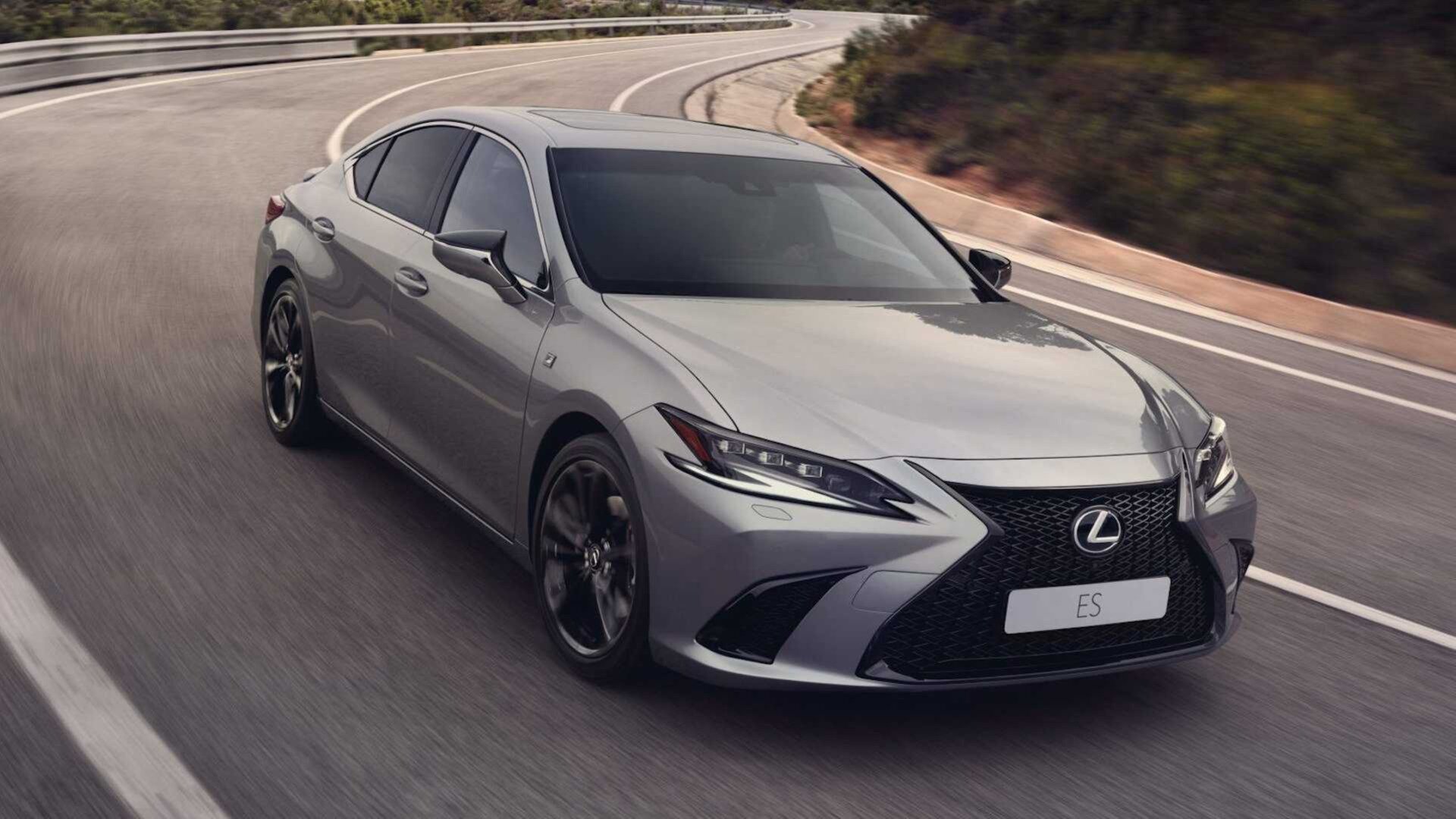 Седан Lexus ES в Европе получил новые функции, но внешне не изменился