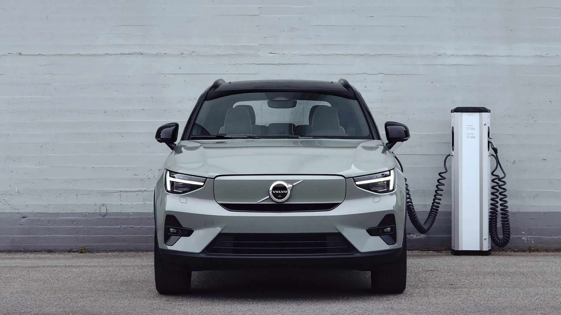 Компактные электрокроссоверы Volvo C40 и XC40 сменили тип привода с переднего на задний