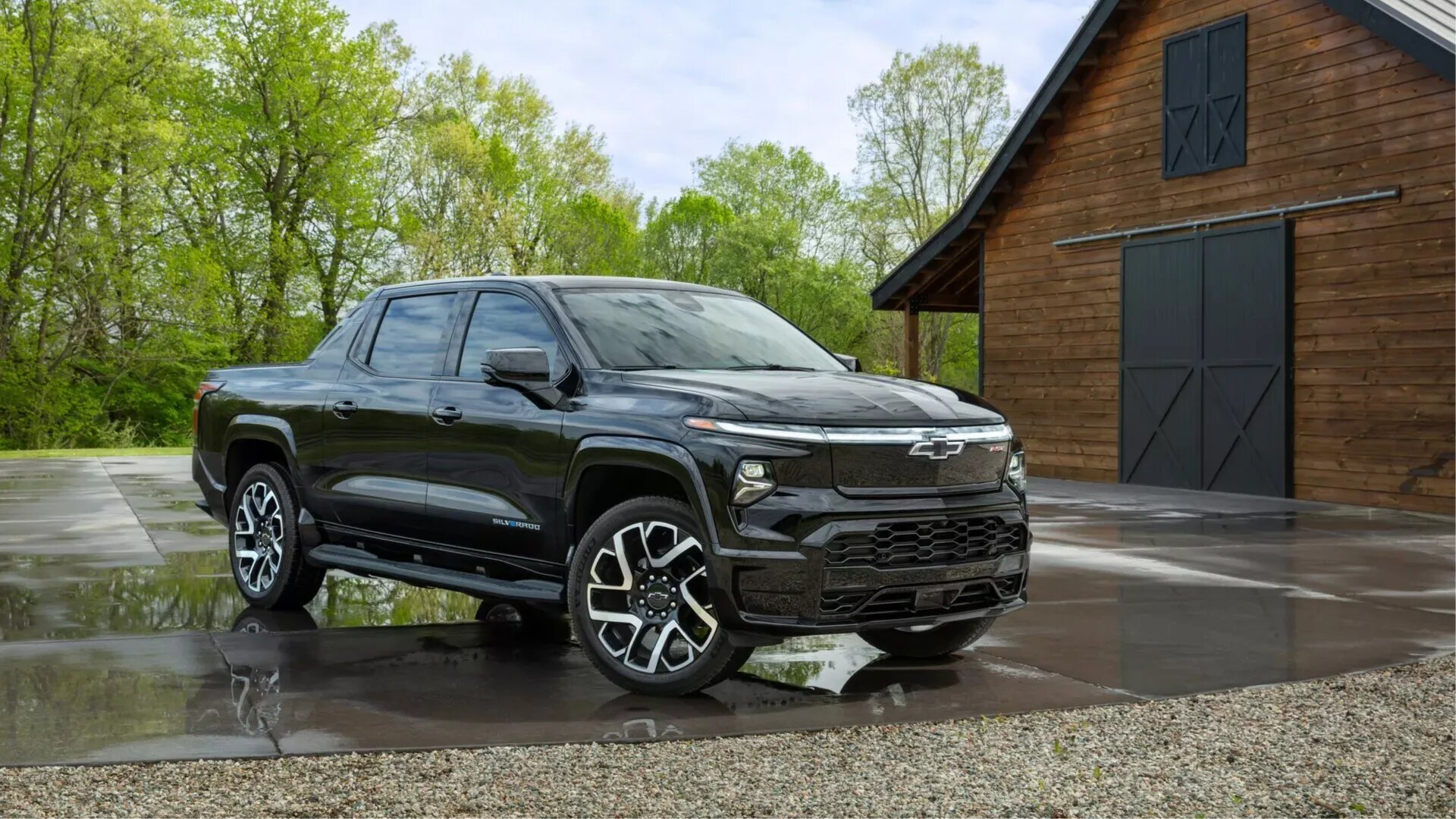 Электропикап Chevrolet Silverado EV получил батарею на 792 километра и подешевел