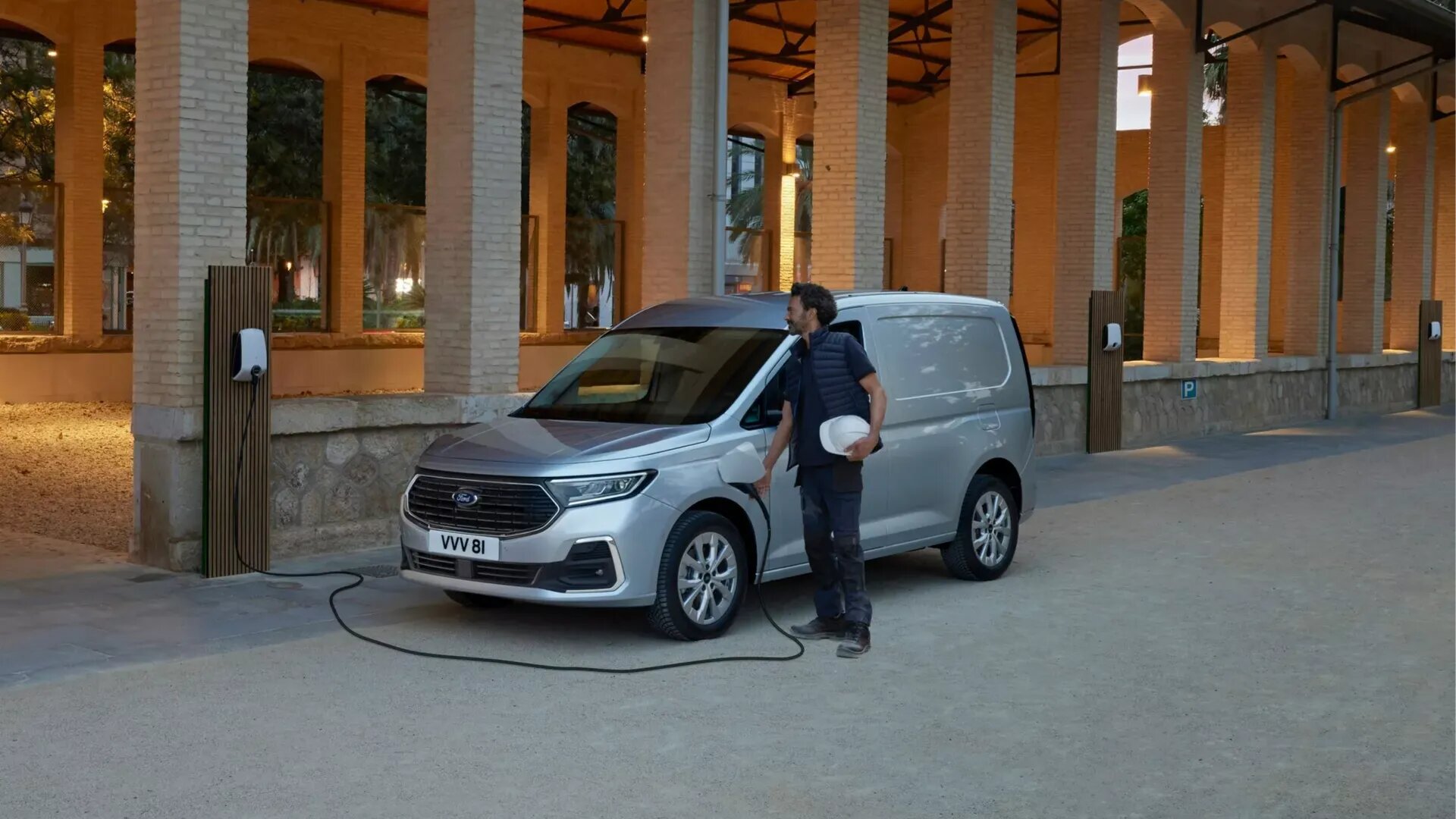 Ford представил новый фургон Transit Connect с гибридной силовой установкой