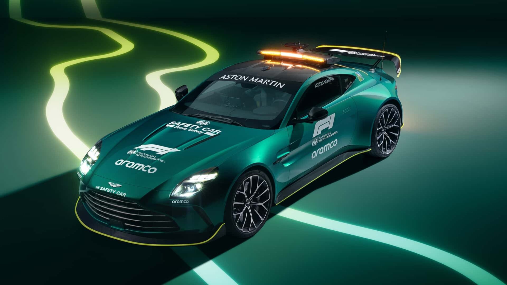 Aston Martin Vantage получил пару новых мониторов, став пейс-каром Формулы-1