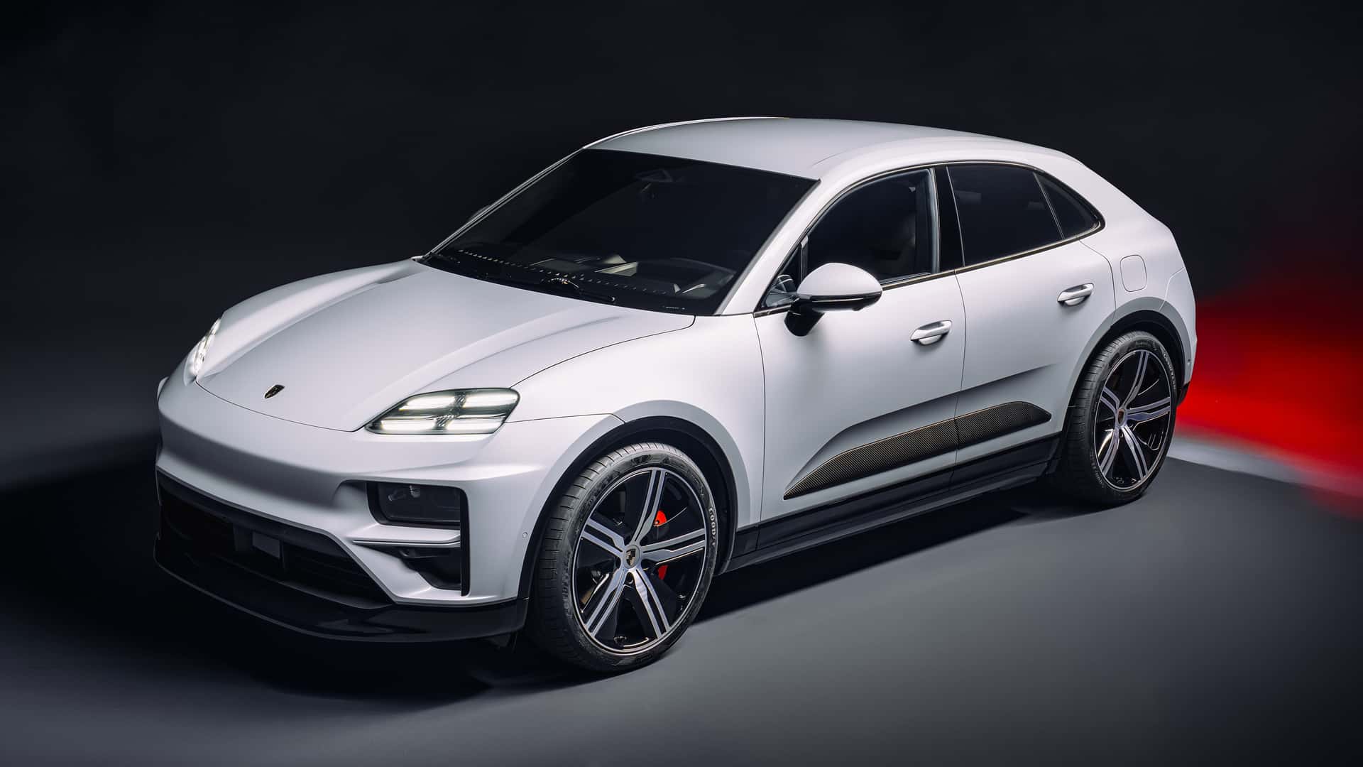 Ещё не вставший на конвейер Porsche Macan Electric предлагают в России по цене от 14 миллионов рублей