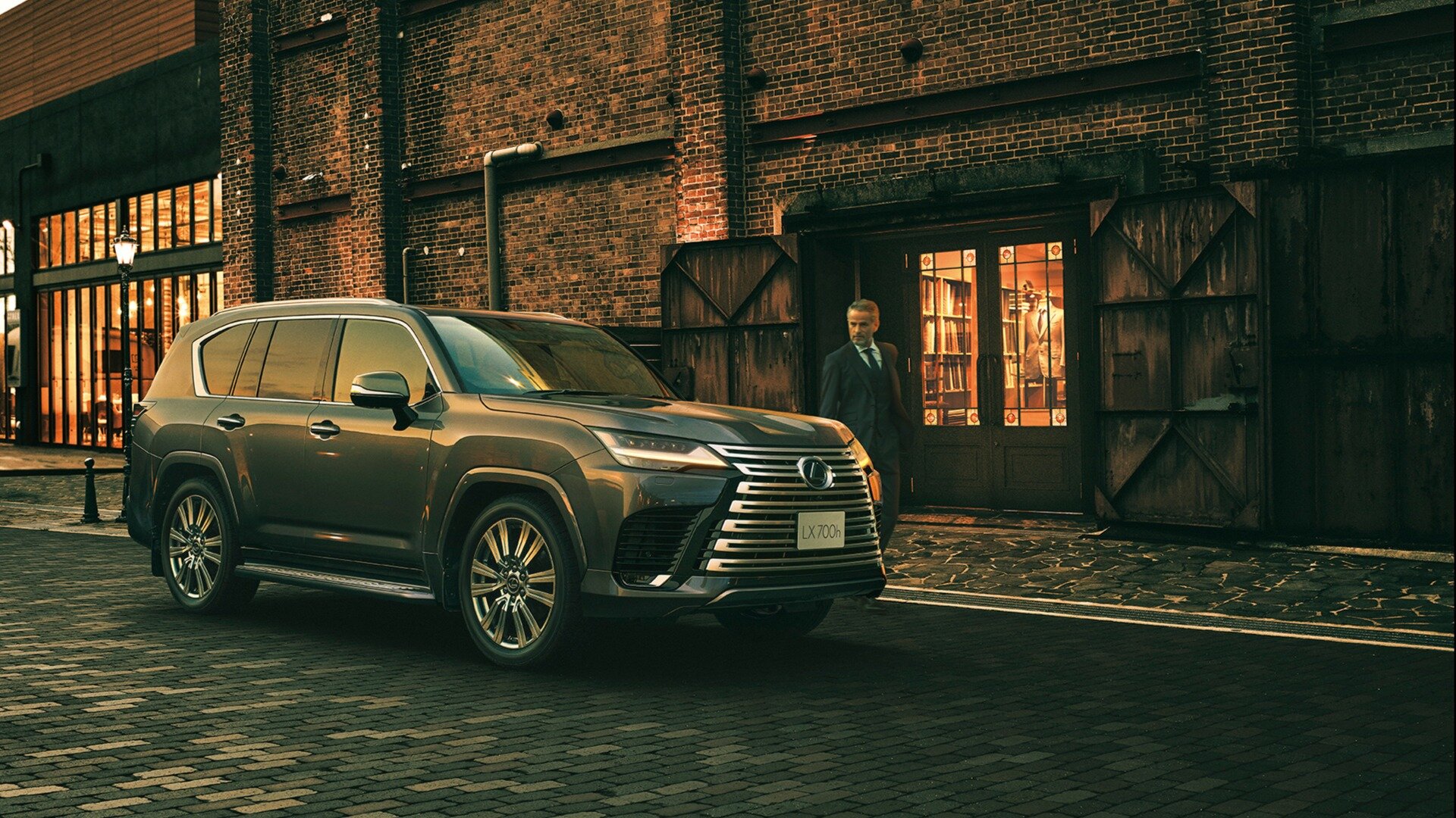 Lexus LX стал мощным гибридом и получил внедорожную версию