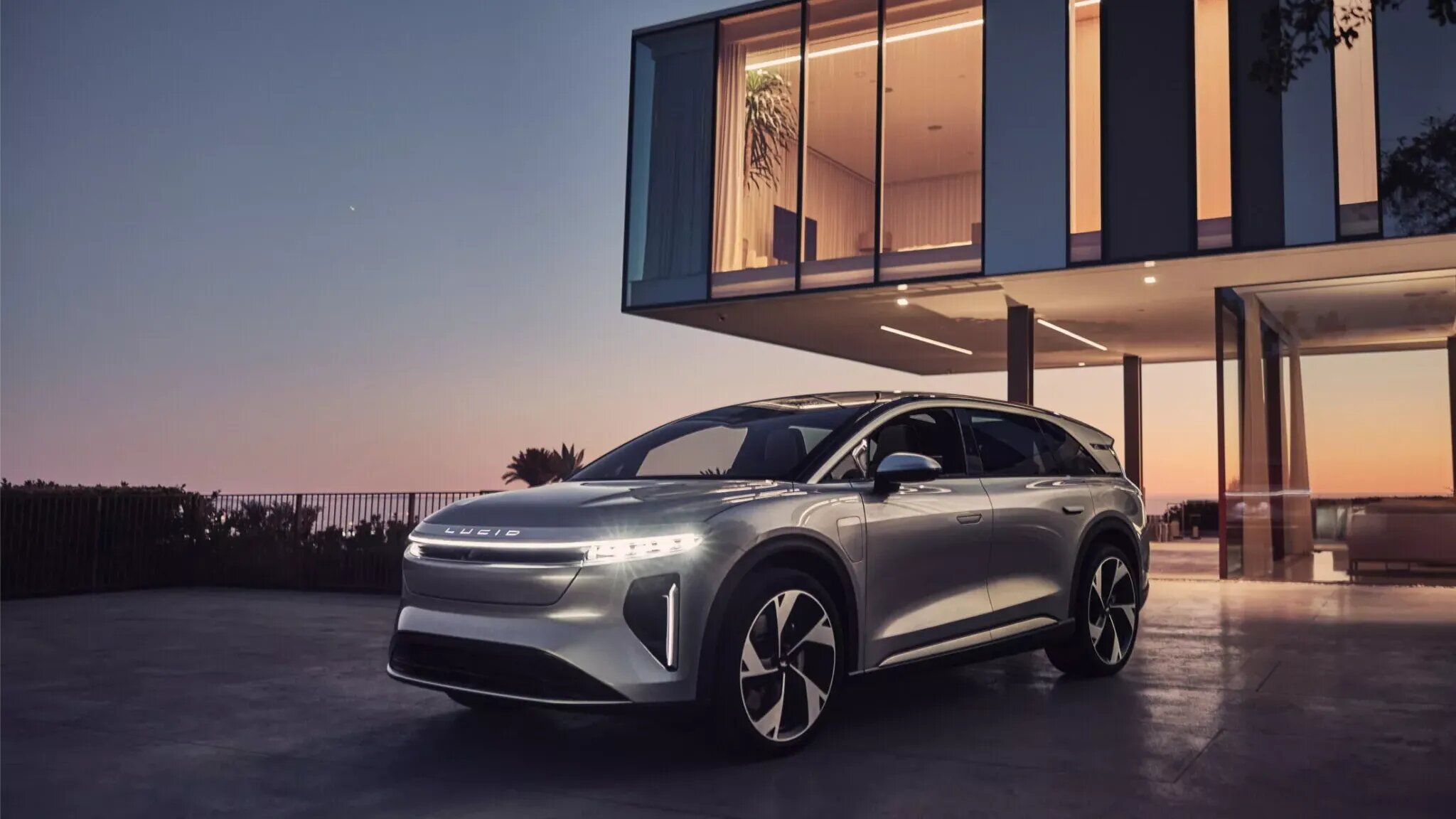 Роскошный электрокроссовер Lucid Gravity оказался дальнобойнее Tesla Model X
