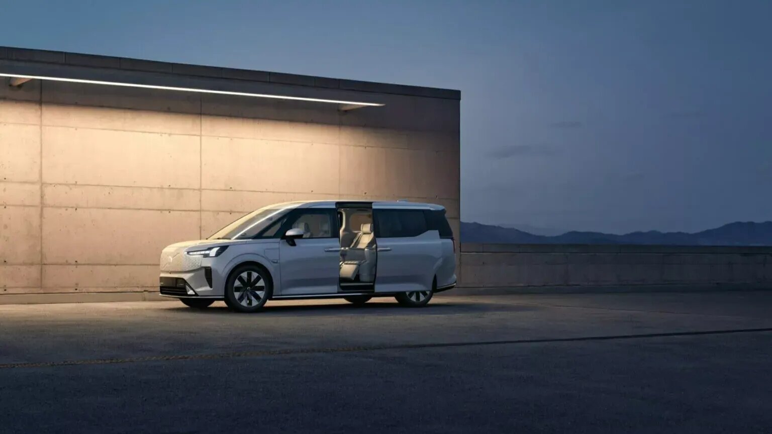 Представлен минивэн Volvo EM90: 272 л.с., 738 км запаса хода и цена больше 10 млн рублей