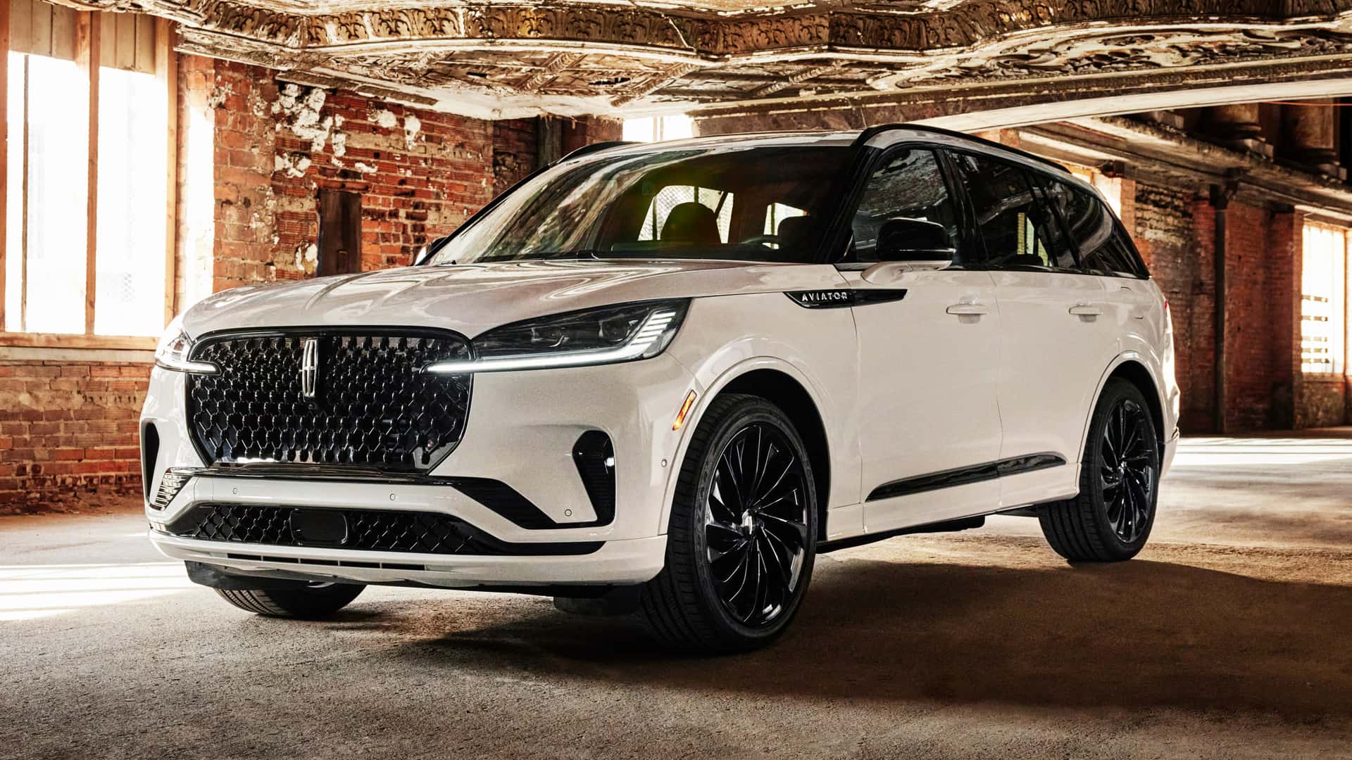 Lincoln Aviator изменился внешне и получил увеличенные экраны