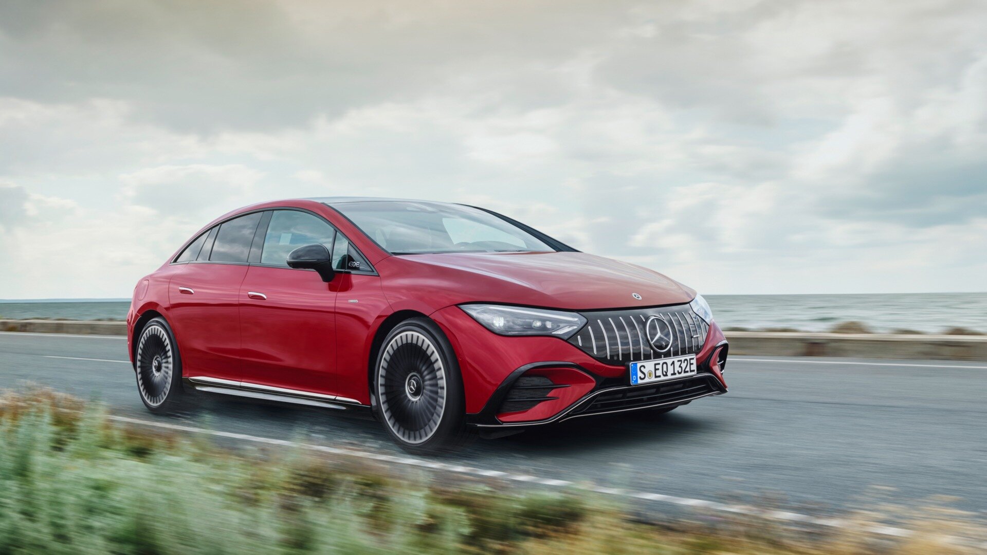 Стартовали продажи электроседана Mercedes-Benz EQE: он на треть дешевле флагманского S-класса
