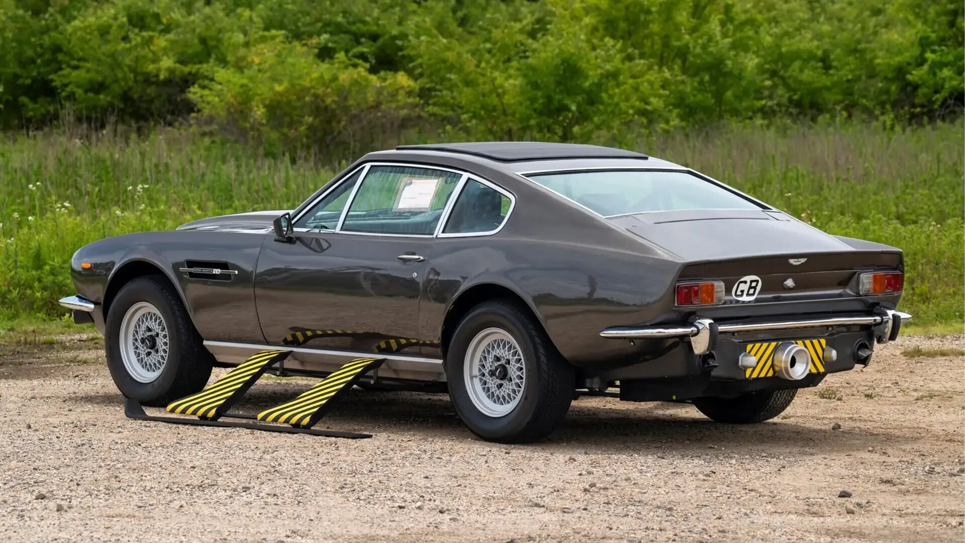 Aston Martin V8 со шпионским оборудованием из фильма о Джеймсе Бонде пустят с молотка