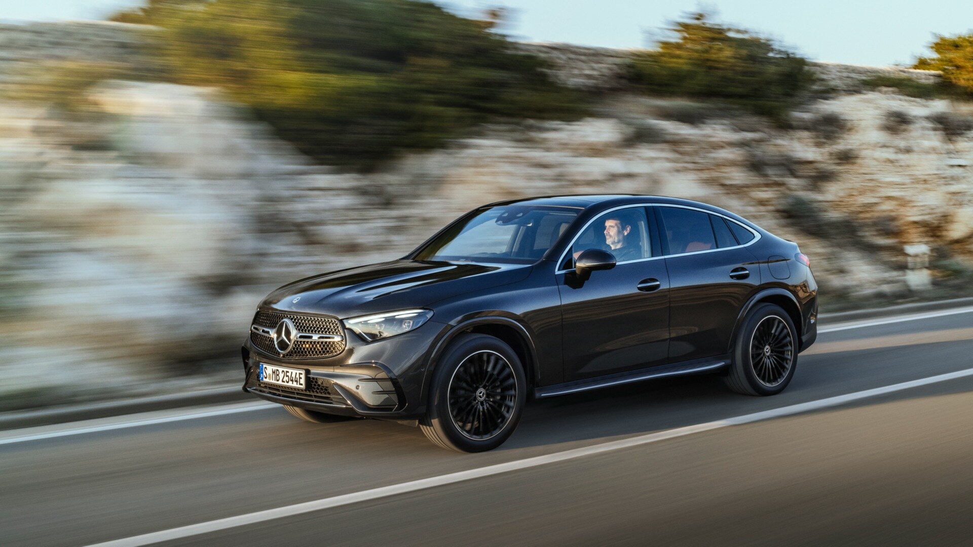 Представлено новое кросс-купе Mercedes-Benz GLC: другой салон и только гибридные моторы