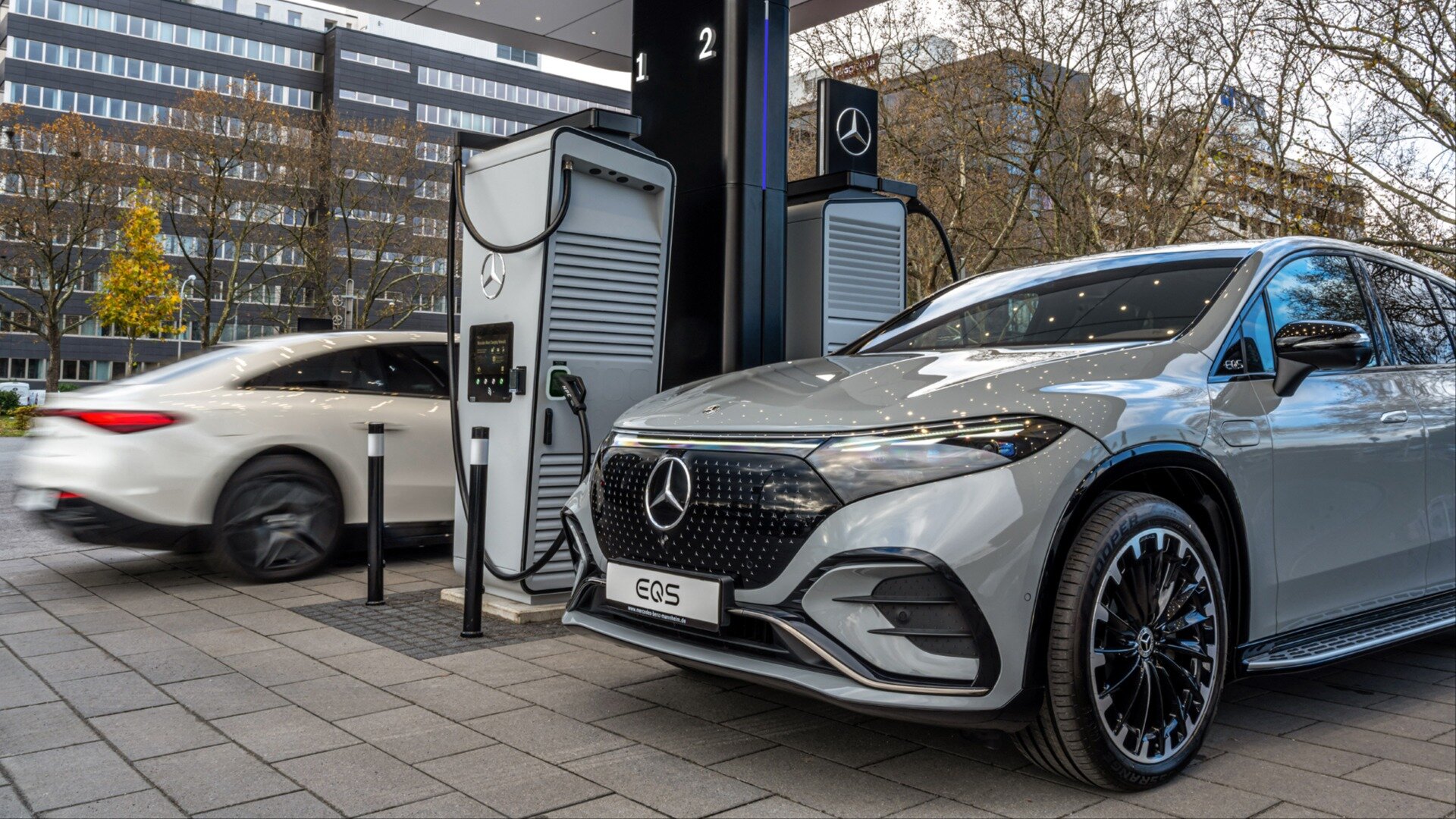 Mercedes-Benz отложит полный переход на электротягу