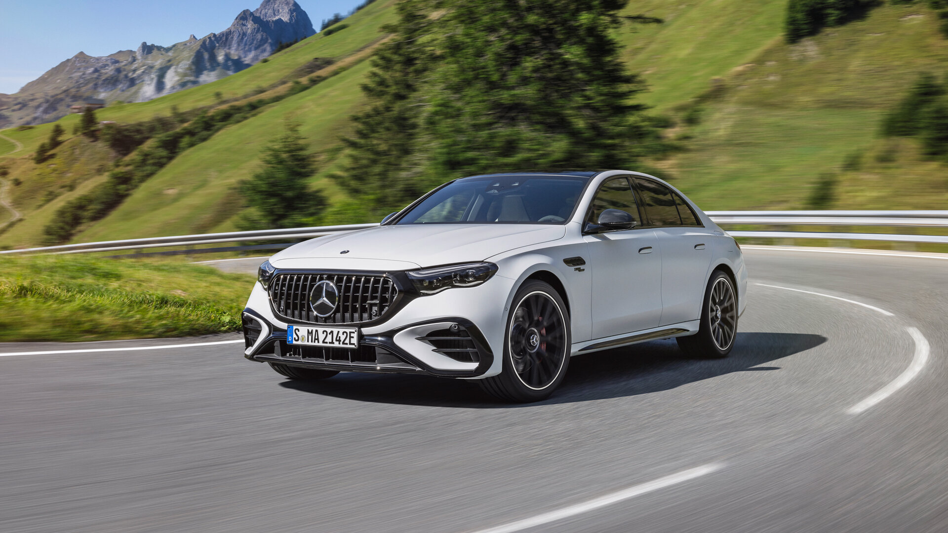 Mercedes-Benz E-класса получил гибридную версию E 53 от AMG