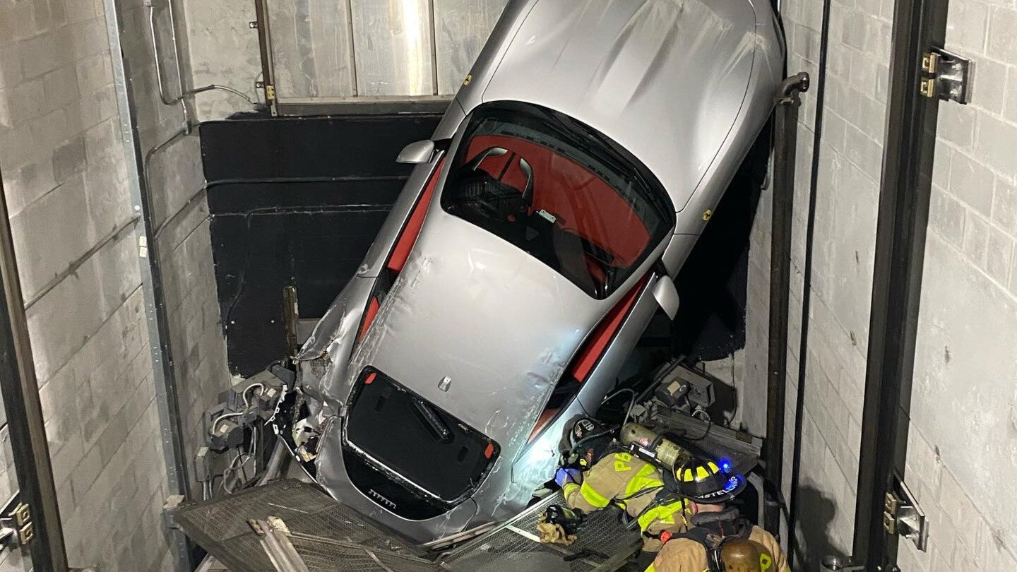 В дилерском центре Ferrari суперкар уронили в шахту лифта: его доставали 4 часа