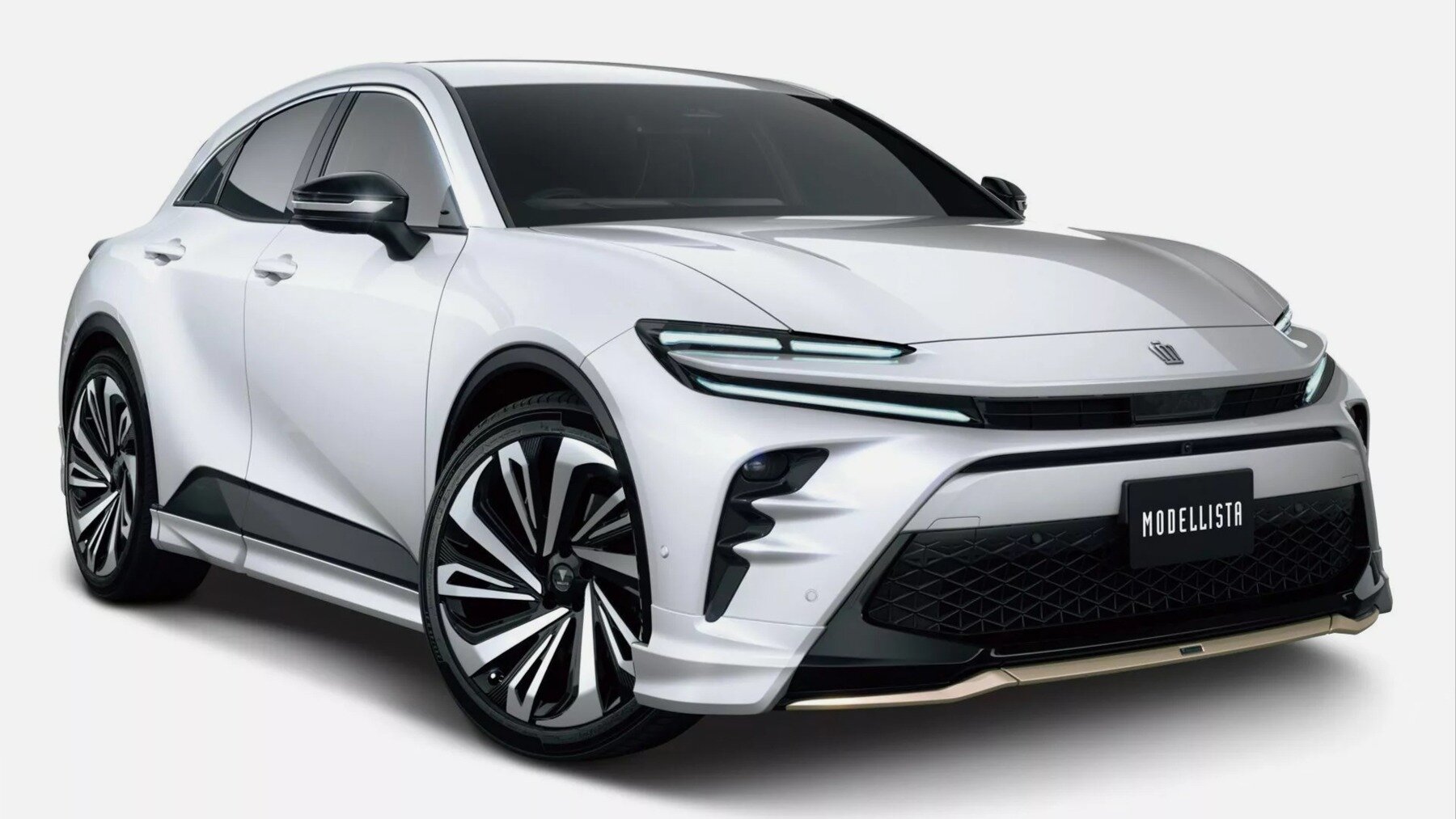 Тюнеры из Modellista разработали для новой Toyota Crown Sport обвес и сумку-подушку
