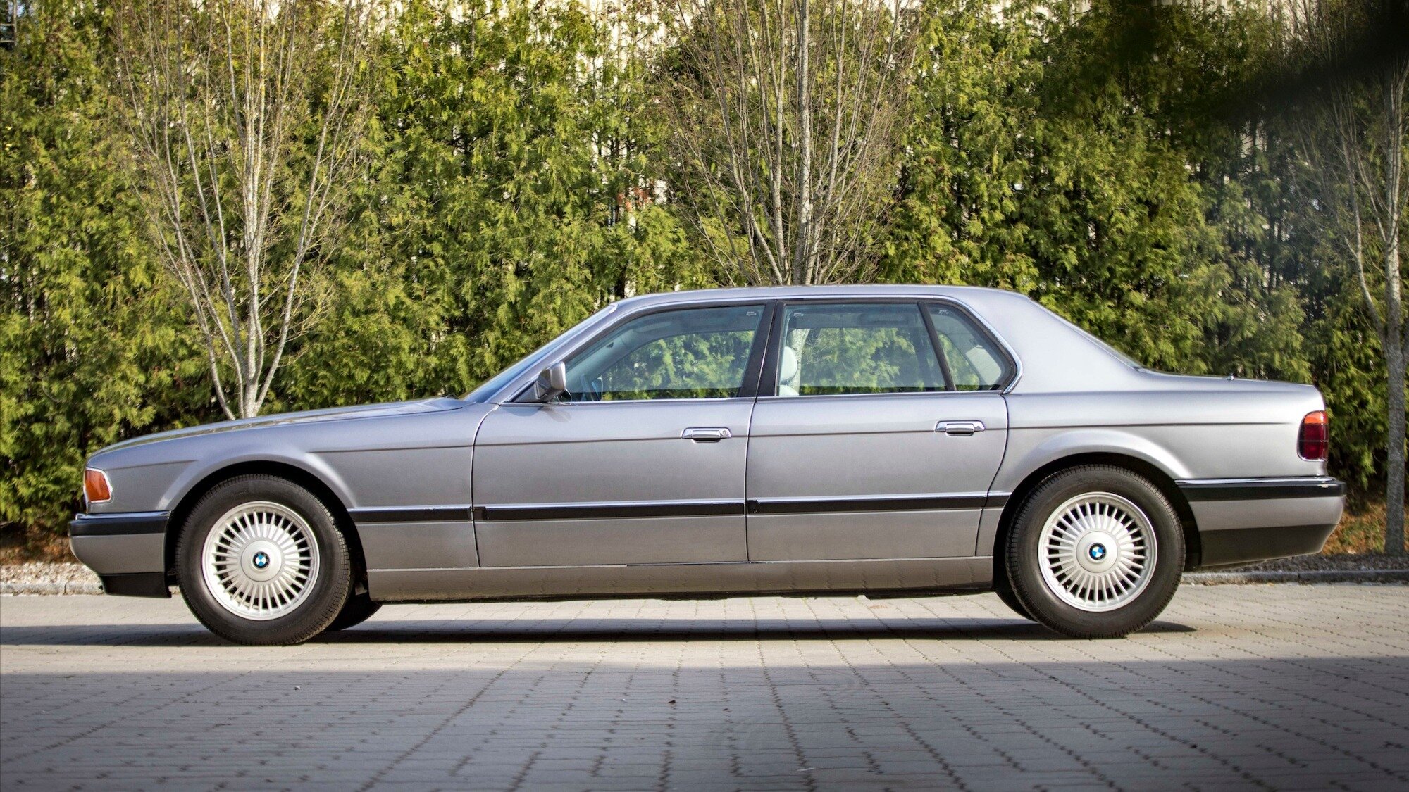 Компания BMW впервые показала секретную «семёрку» с V16 из 1990-х