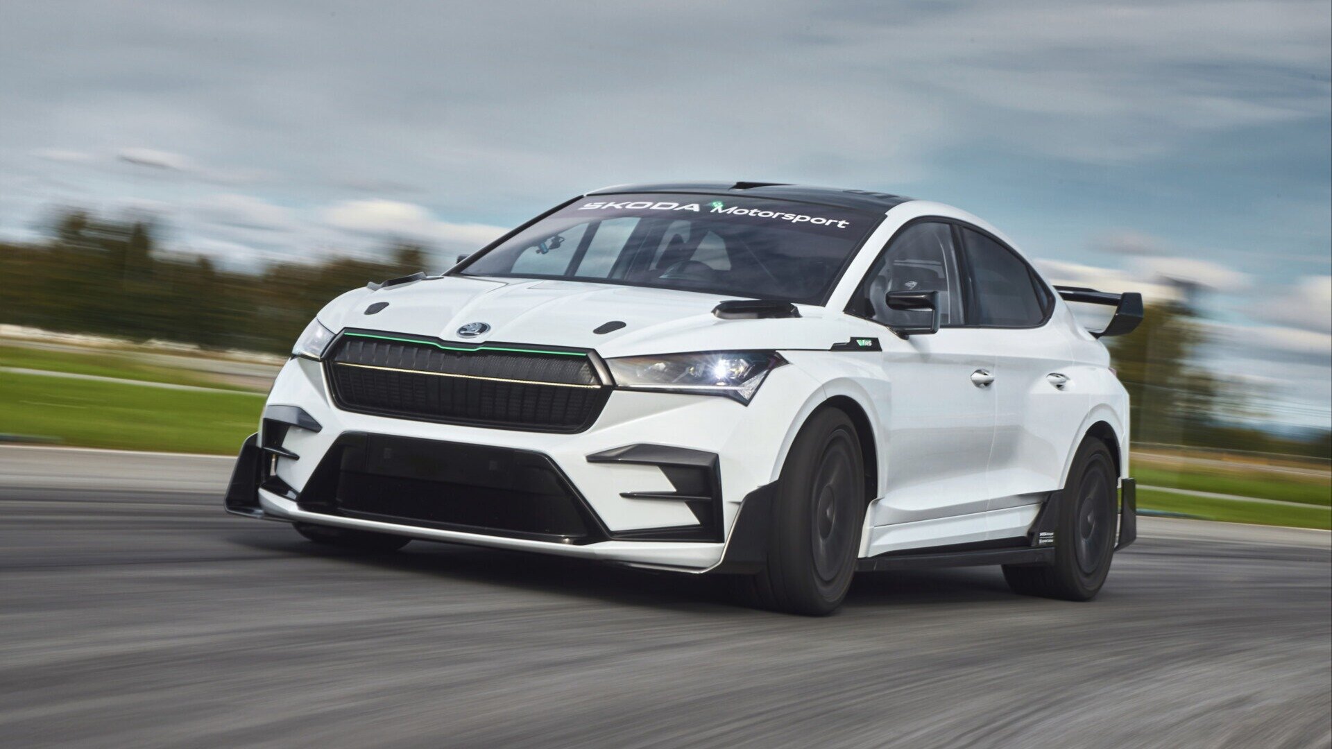 Skoda показала гоночный электрокроссовер Enyaq RS Race, облегчённый на 316 килограммов