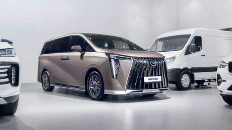 Первый обзор шикарного минивэна GAC Trumpchi M8: за что хотят 9 миллионов рублей
