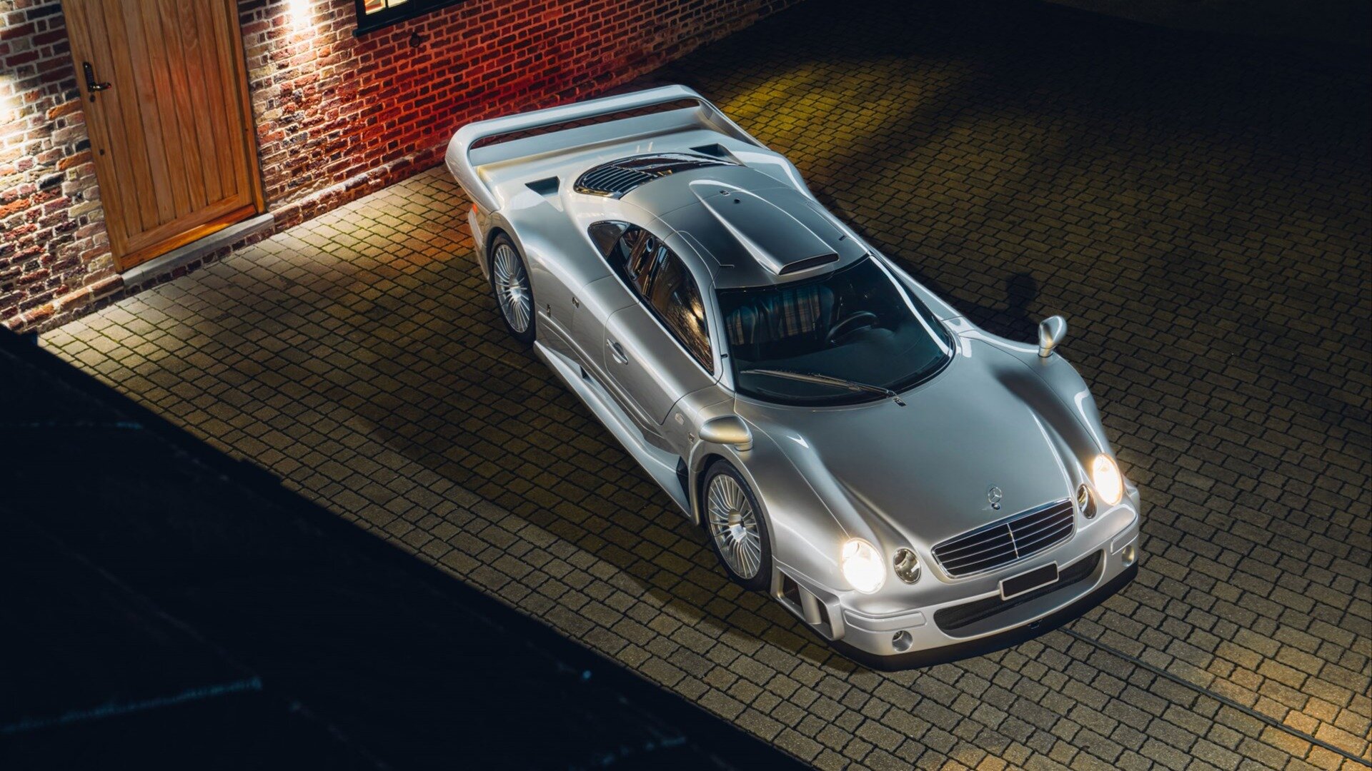 С молотка уйдут сразу два культовых Mercedes-Benz CLK GTR за 22 миллиона долларов