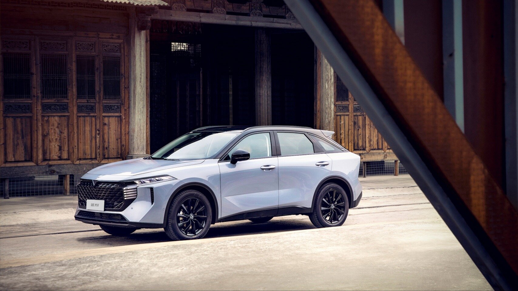 Названы российские цены на кроссовер Venucia V-Online от Nissan и Dongfeng