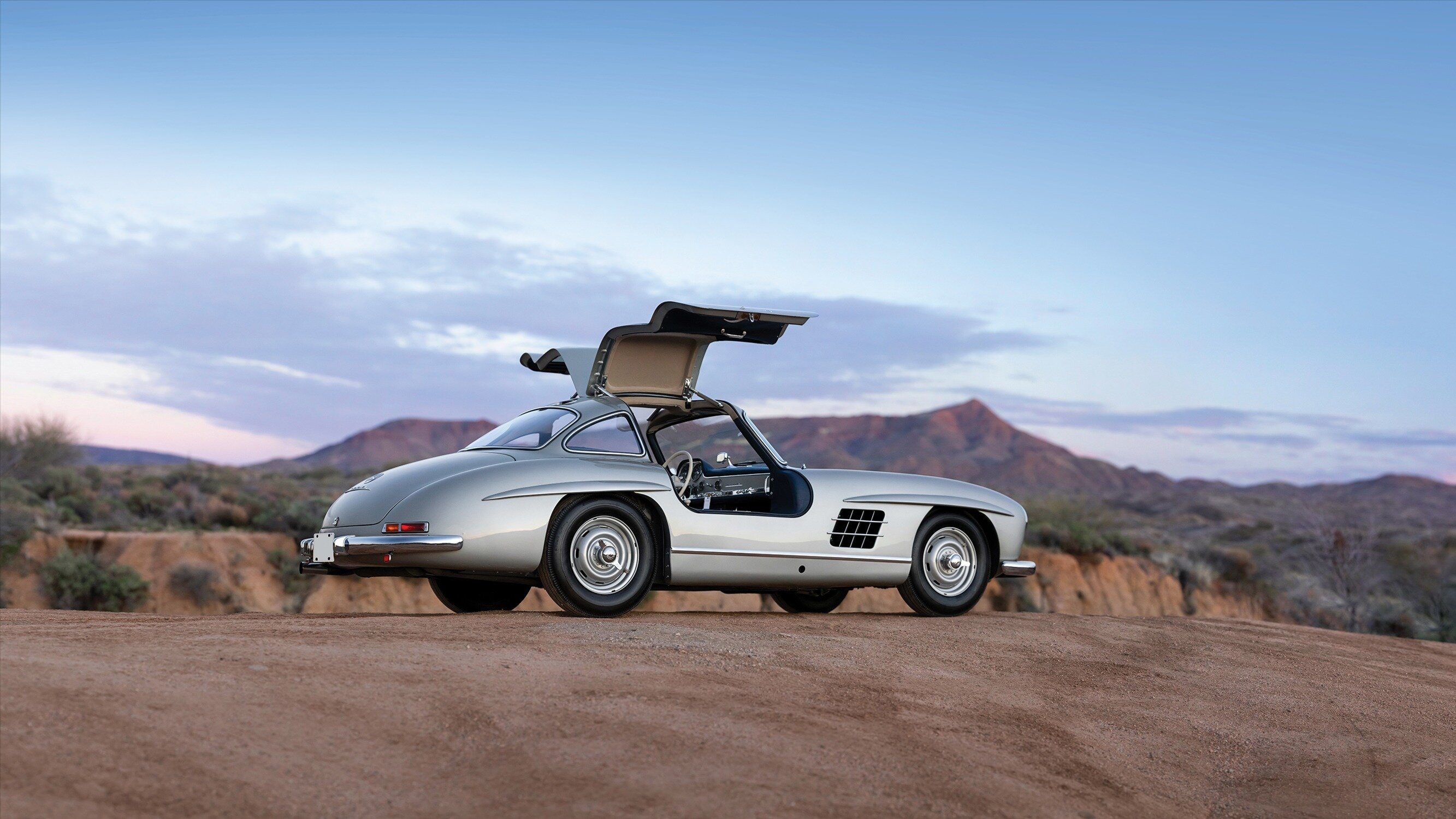 Один из 29 выпущенных Mercedes-Benz 300 SL с облегчённым кузовом выставили на торги