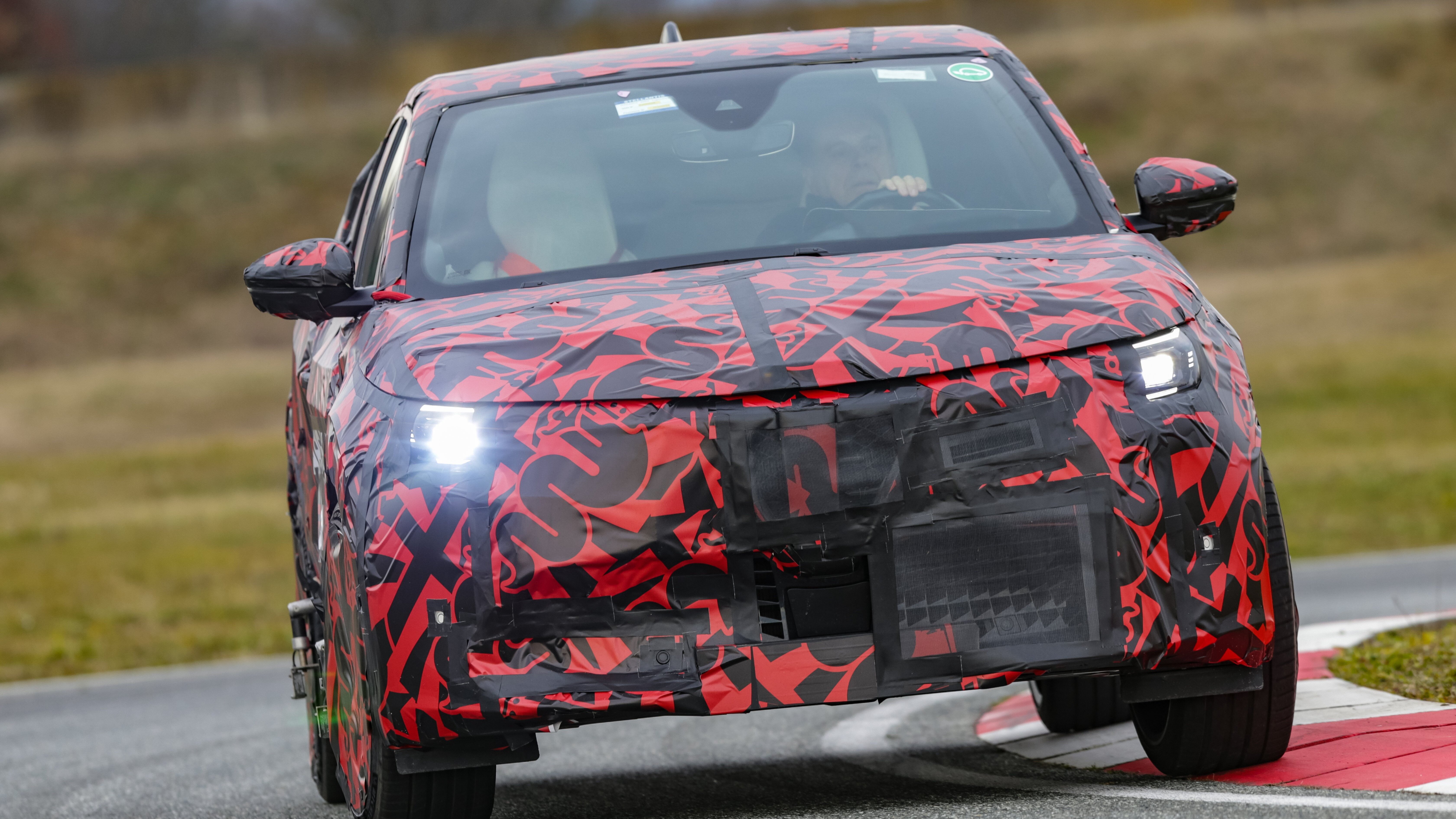 Alfa Romeo показала фото электрокроссовера Milano и назвала дату премьеры