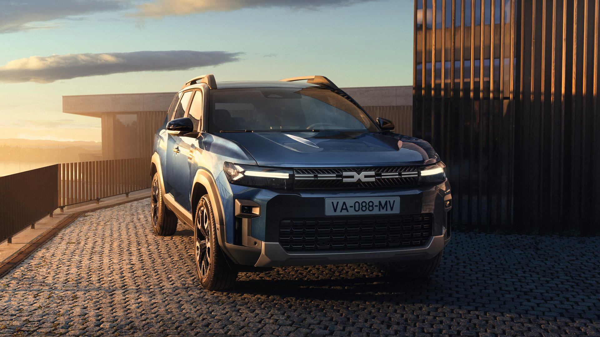 Представлен кроссовер Dacia Bigster: мощные гибриды и передний привод