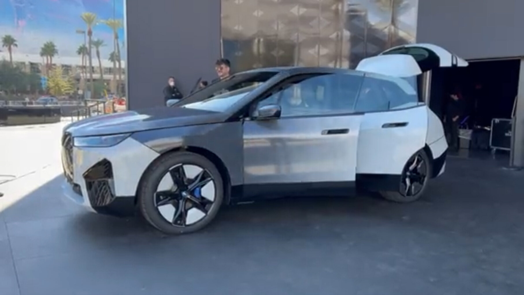 BMW iX, меняющий цвет кузова, показали на видео